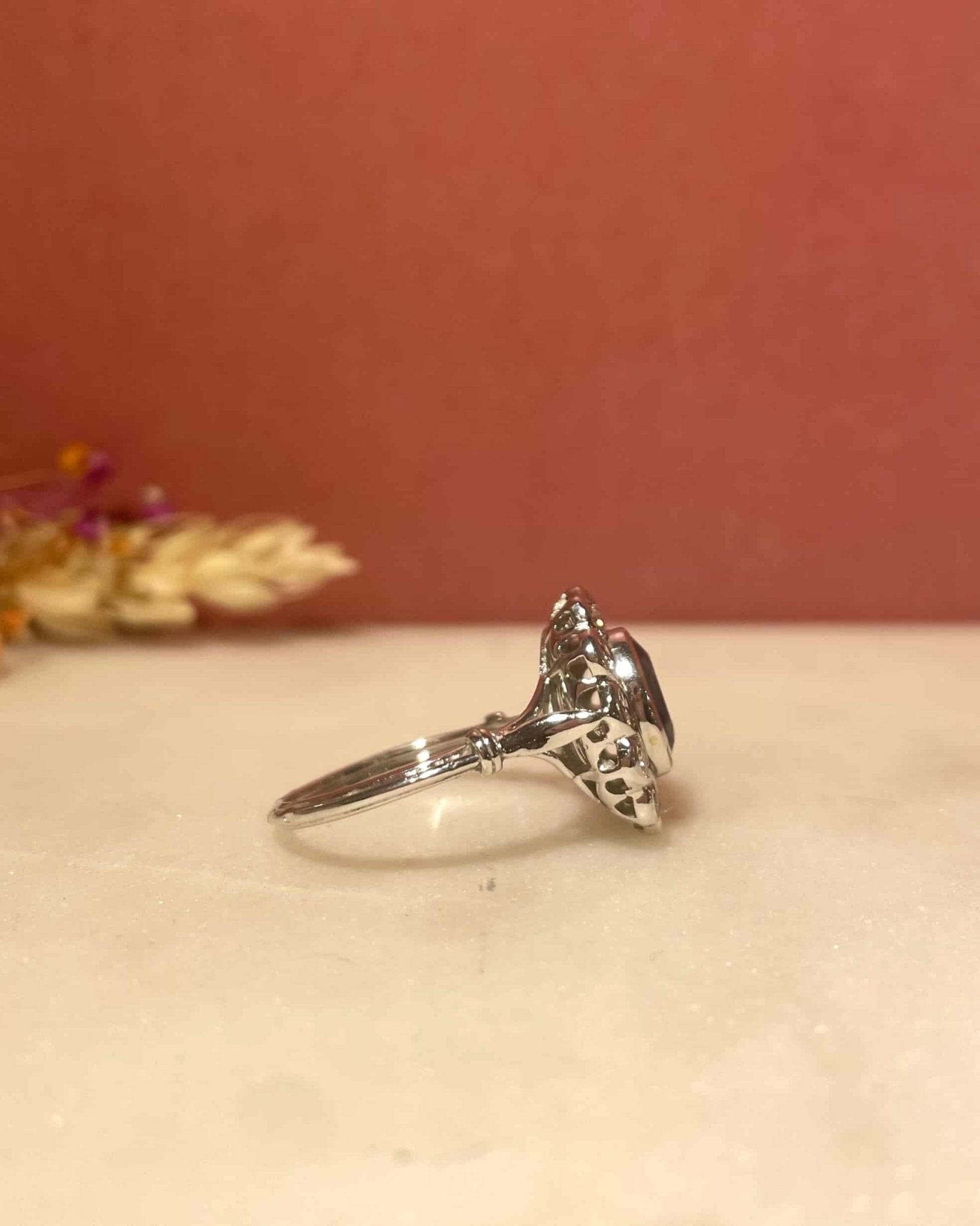 Bague Marguerite Art - Déco Saphir 1.25 carat &amp; diamants “Alicia” - Elliade Paris