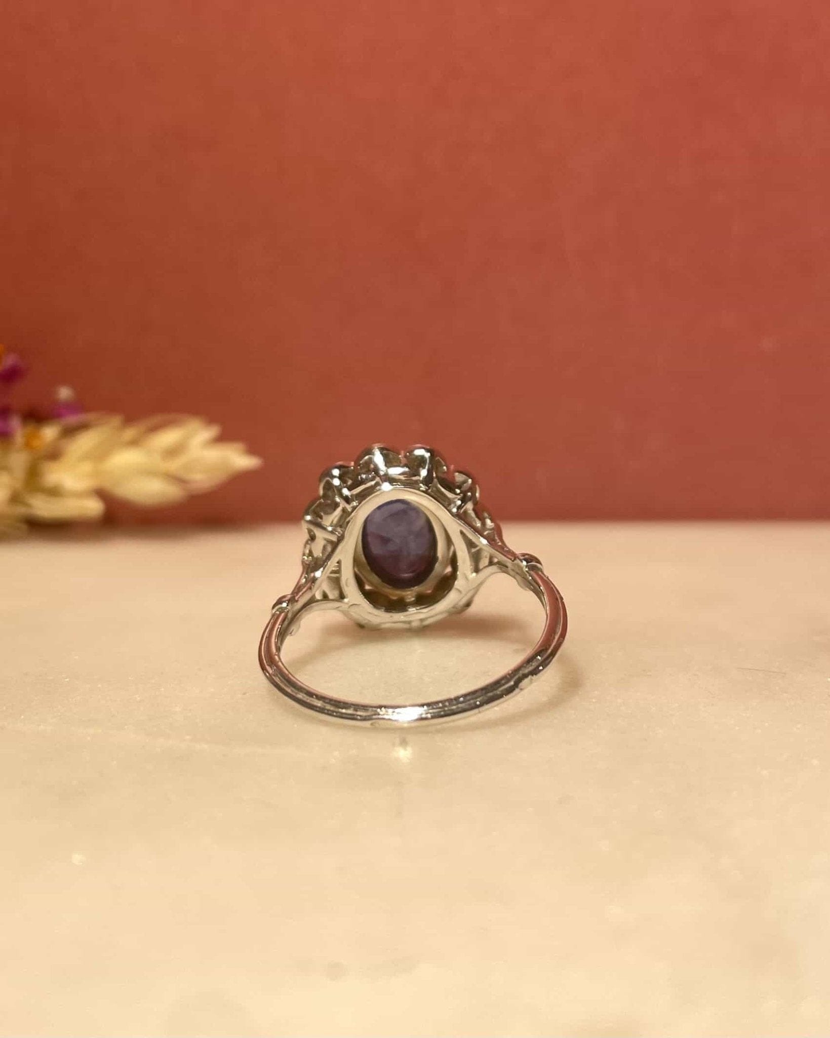 Bague Marguerite Art - Déco Saphir 1.25 carat &amp; diamants “Alicia” - Elliade Paris