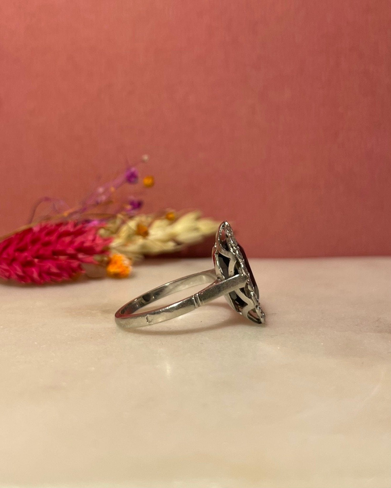 Bague Marguerite Art - Déco Saphir 3.30 Carats &amp; Diamants "Kakis" - Elliade Paris