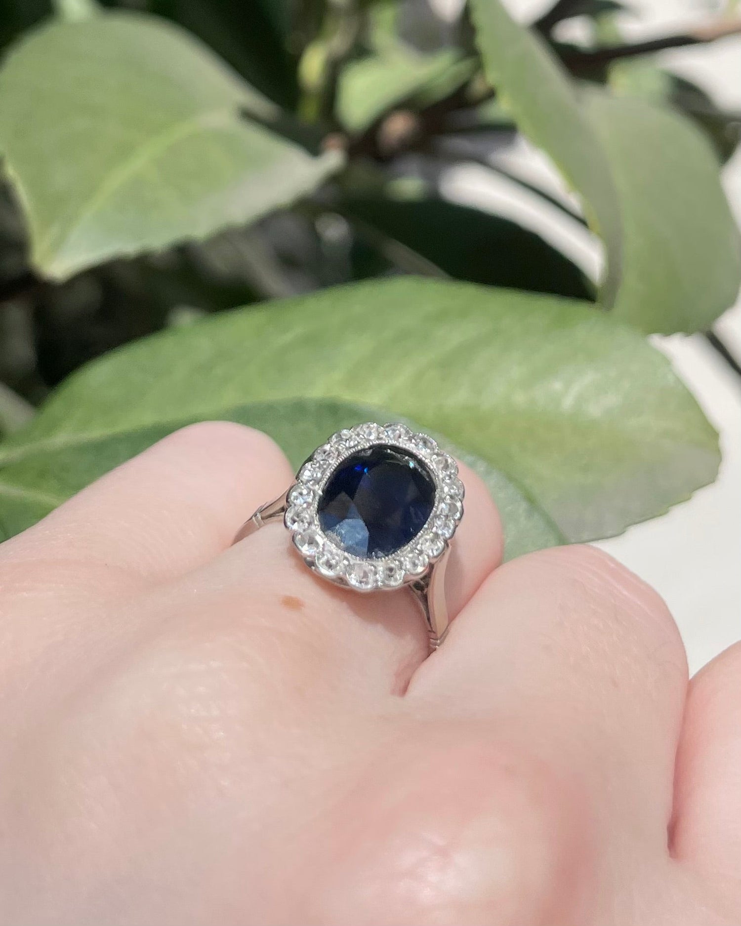 Bague Marguerite Art - Déco Saphir 3.30 Carats &amp; Diamants &quot;Kakis&quot; - Elliade Paris