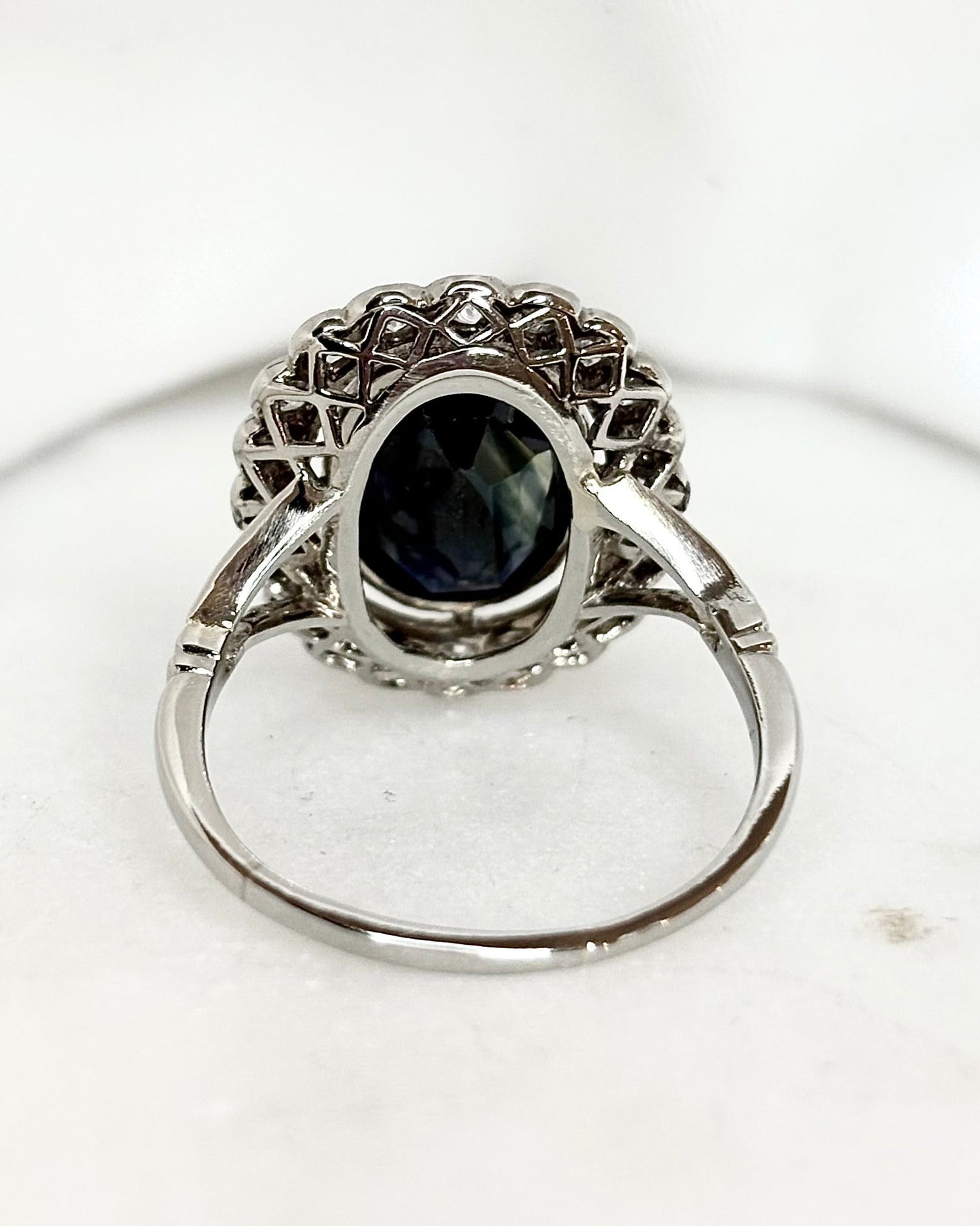 Bague Marguerite Art Déco Saphir 3.40 carats &amp; Diamants 0.40 carat &quot;Edmée&quot; - Elliade Paris