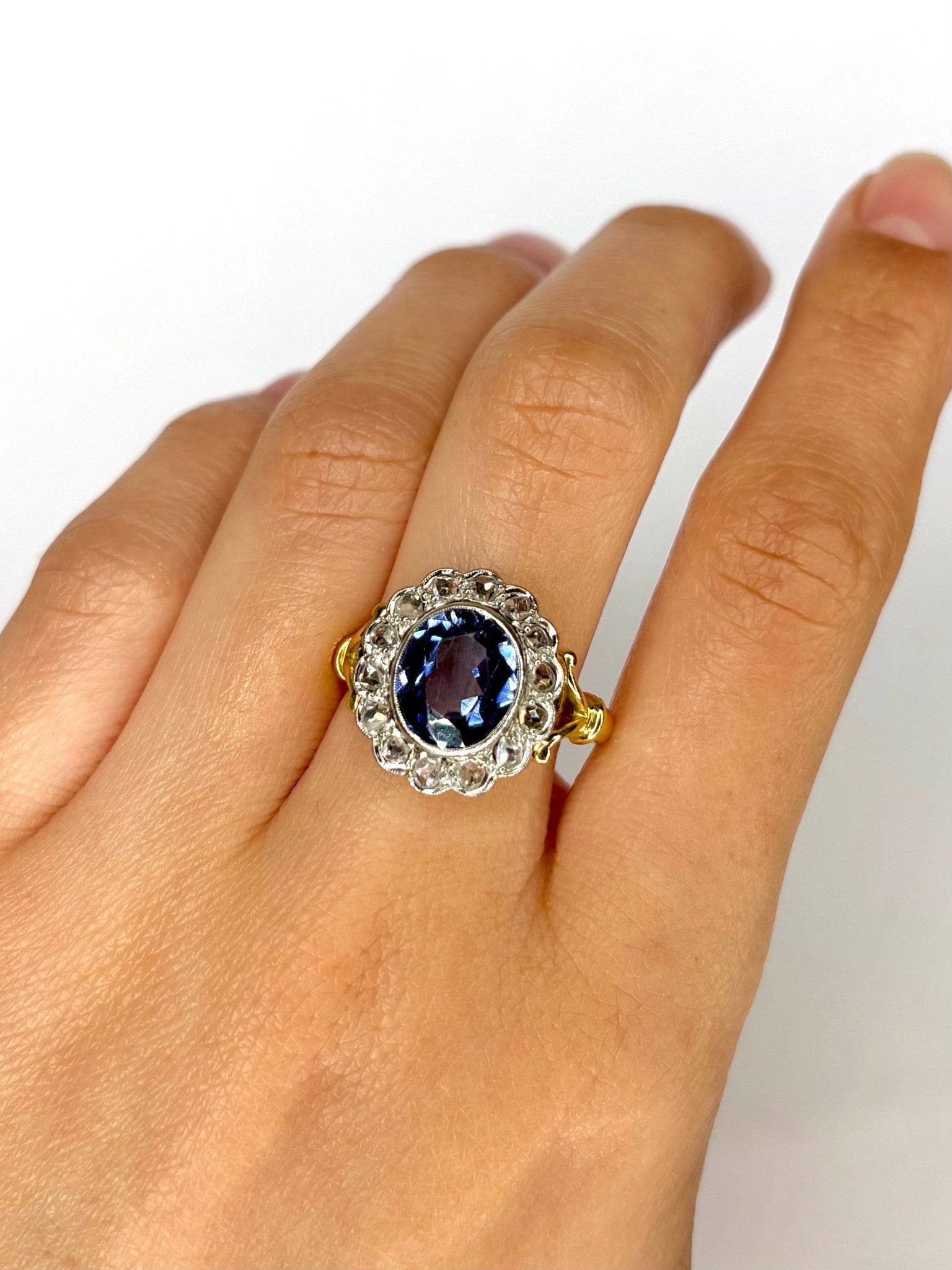 Bague Marguerite Art Déco Saphir 3.40 carats &amp; Diamants "Edmée" - Elliade Paris
