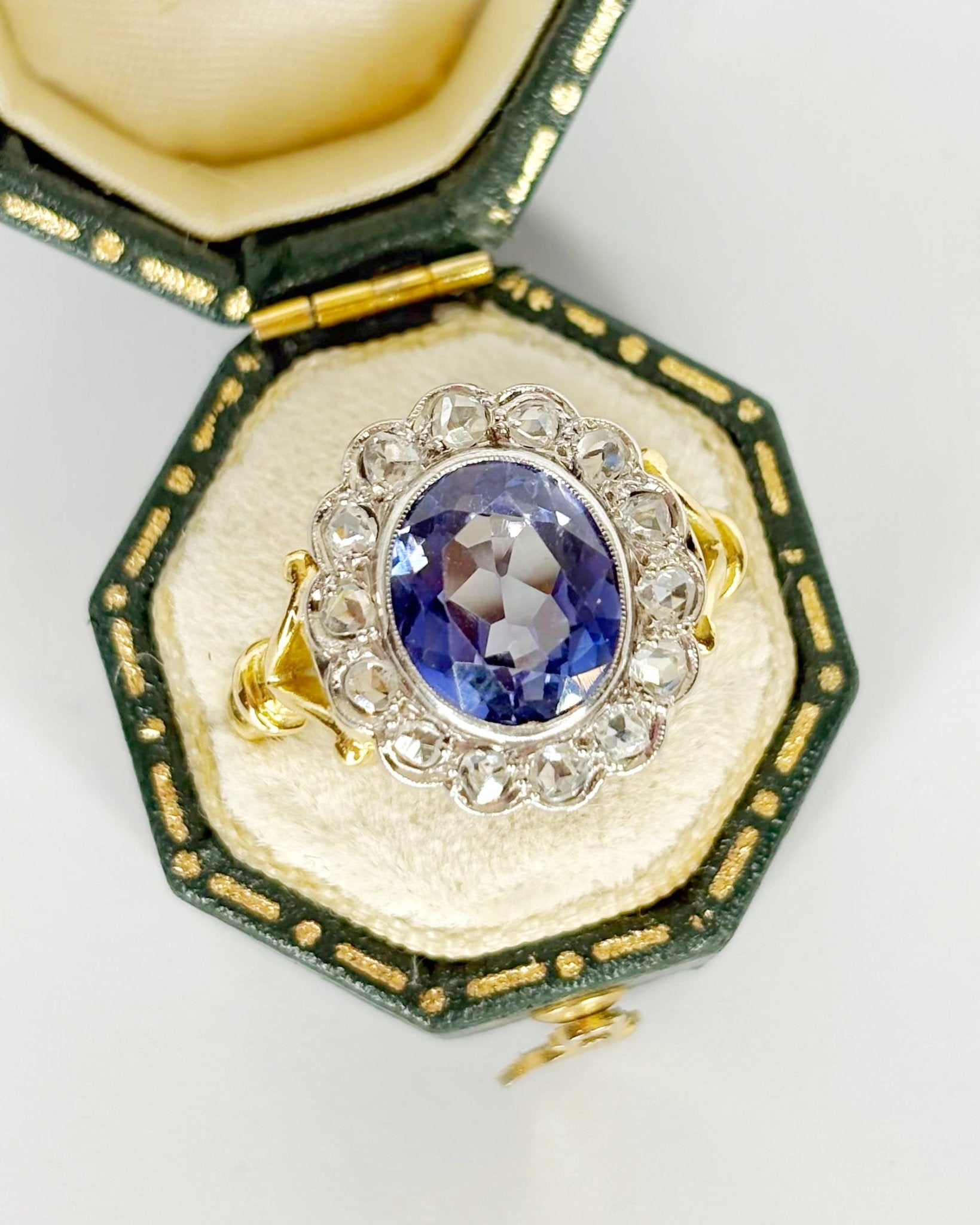 Bague Marguerite Art Déco Saphir 3.40 carats &amp; Diamants "Edmée" - Elliade Paris