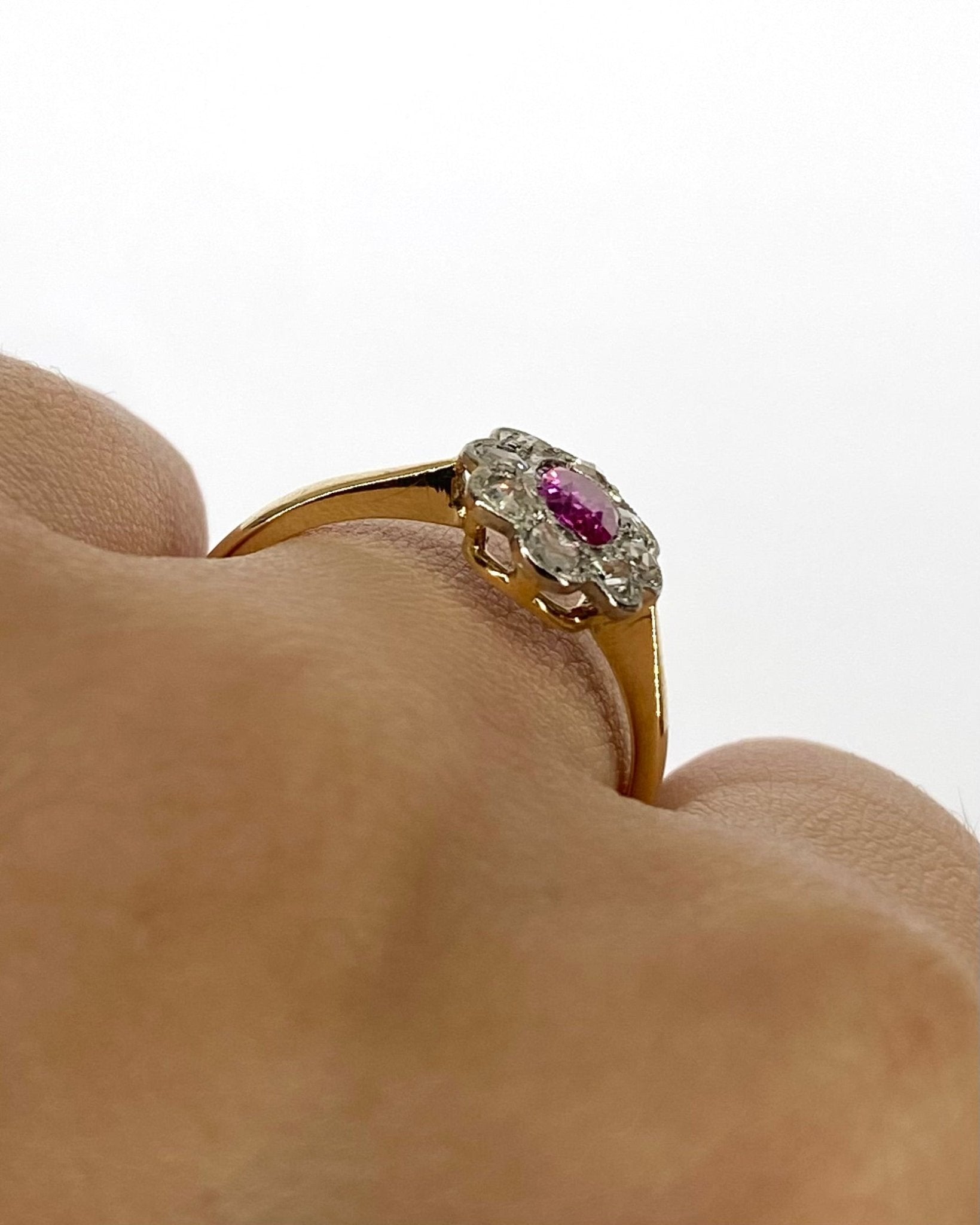 Bague Marguerite Art Déco Saphir Rose 0.40 carat &amp; Diamants "Naia" - Elliade Paris