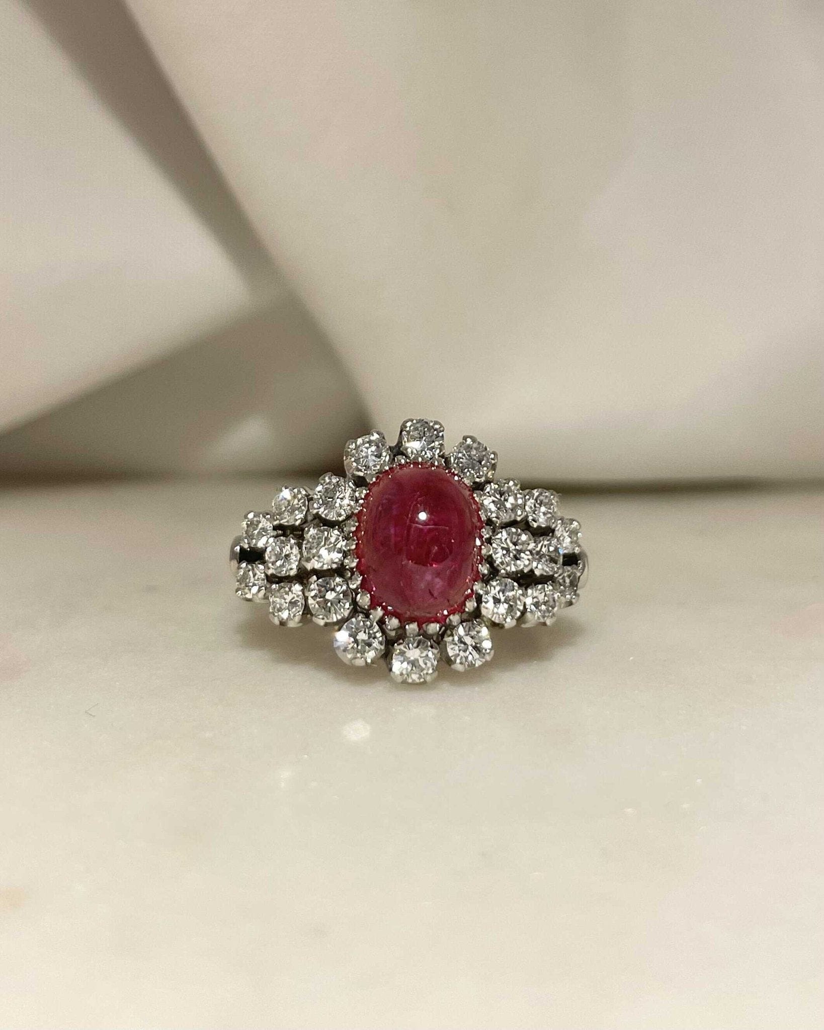 Bague Marguerite Cabochon Rubis 5.50 carats &amp; 22 Diamants 1.20 carat "Leona" - Elliade Paris