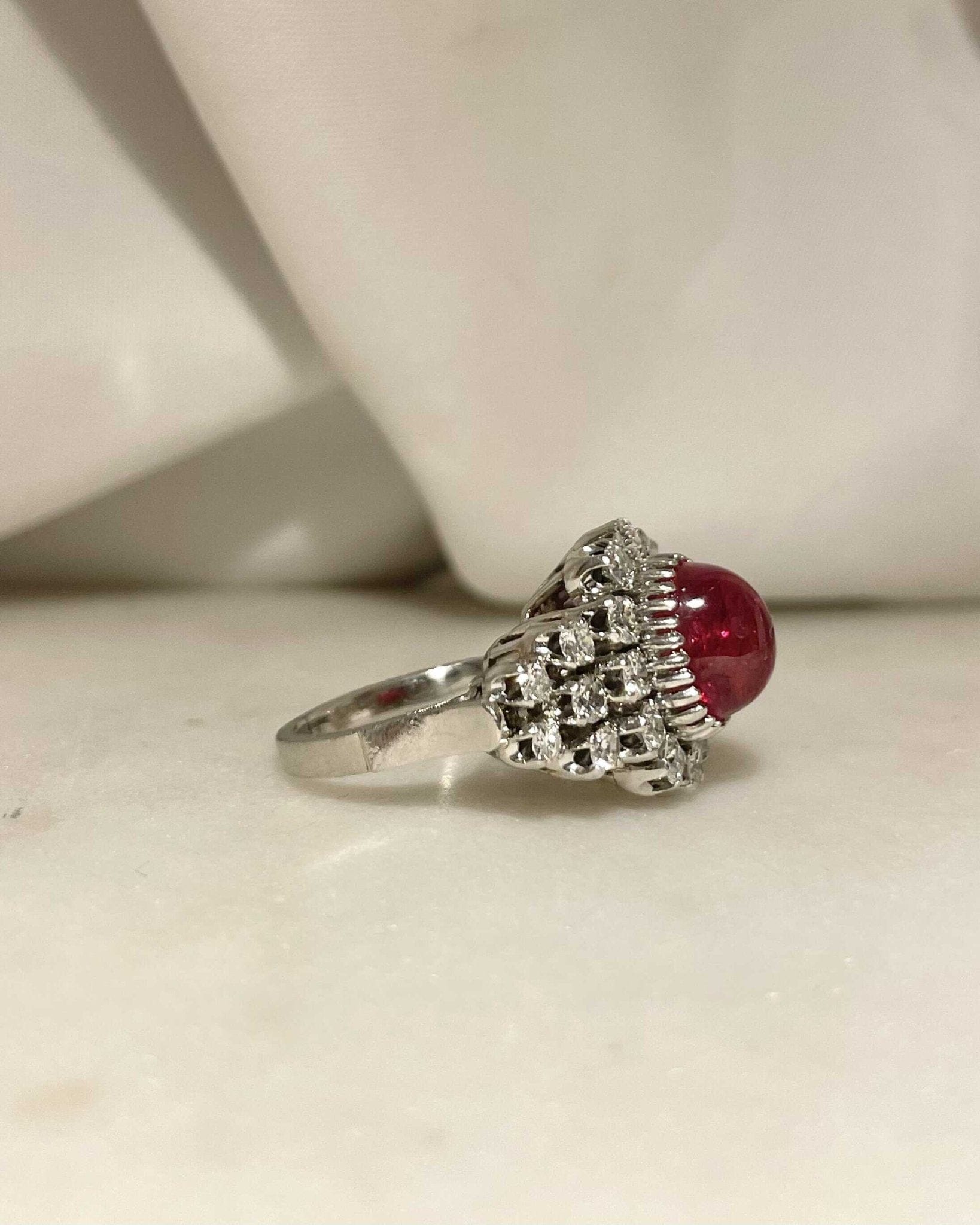 Bague Marguerite Cabochon Rubis 5.50 carats &amp; 22 Diamants 1.20 carat "Leona" - Elliade Paris