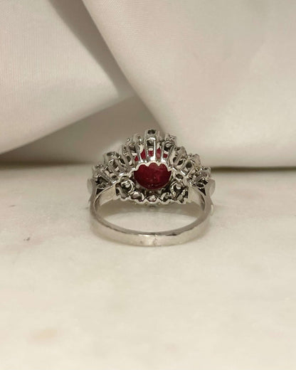 Bague Marguerite Cabochon Rubis 5.50 carats &amp; 22 Diamants 1.20 carat &quot;Leona&quot; - Elliade Paris