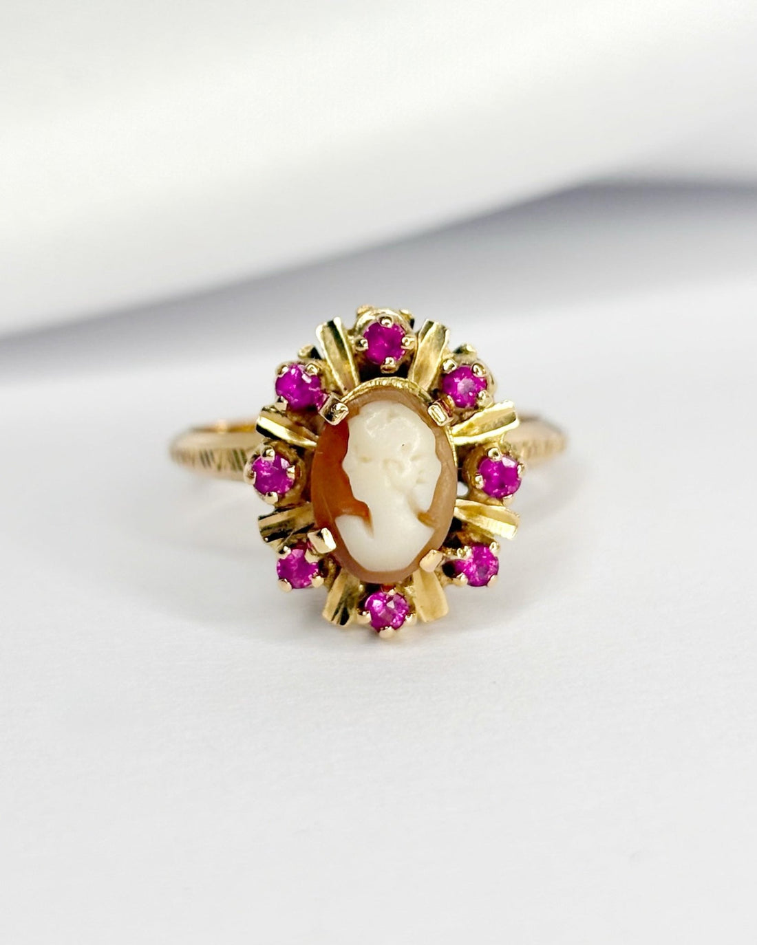 Bague Marguerite Camée &amp; Saphirs Roses 0.56 carat "Josephine" - Elliade Paris