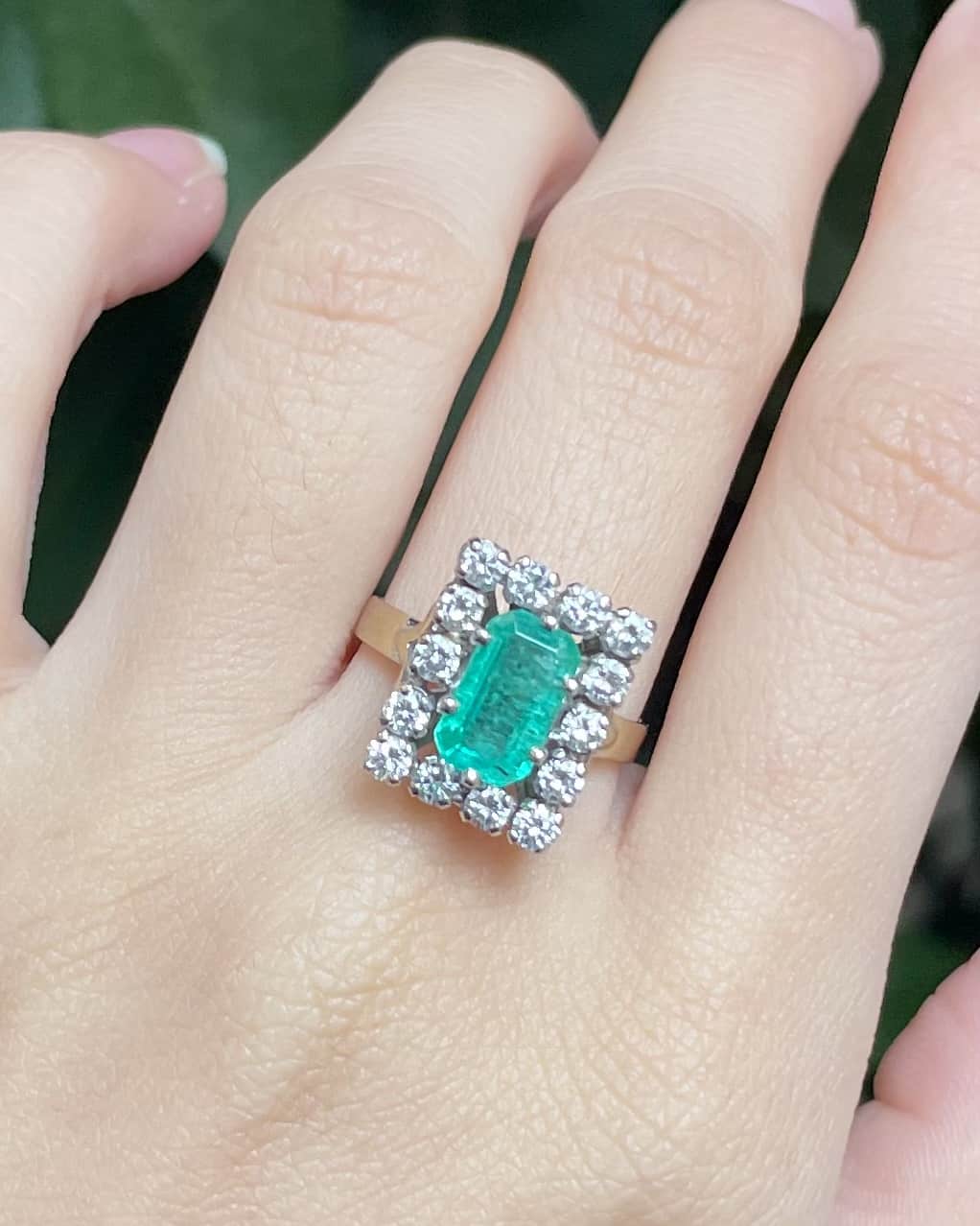 Anillo &quot;Soléa&quot; con margaritas de 1,50 quilates de esmeralda y 14 diamantes