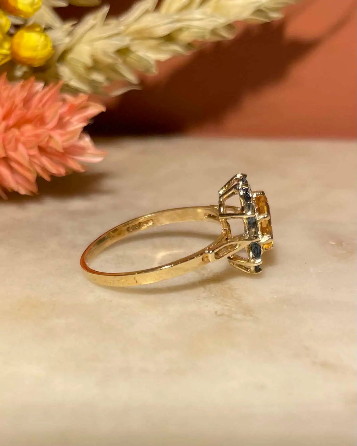 Bague Marguerite Citrine 0.50 carat &amp; 10 Topazes &quot;Meriem&quot; - Elliade Paris