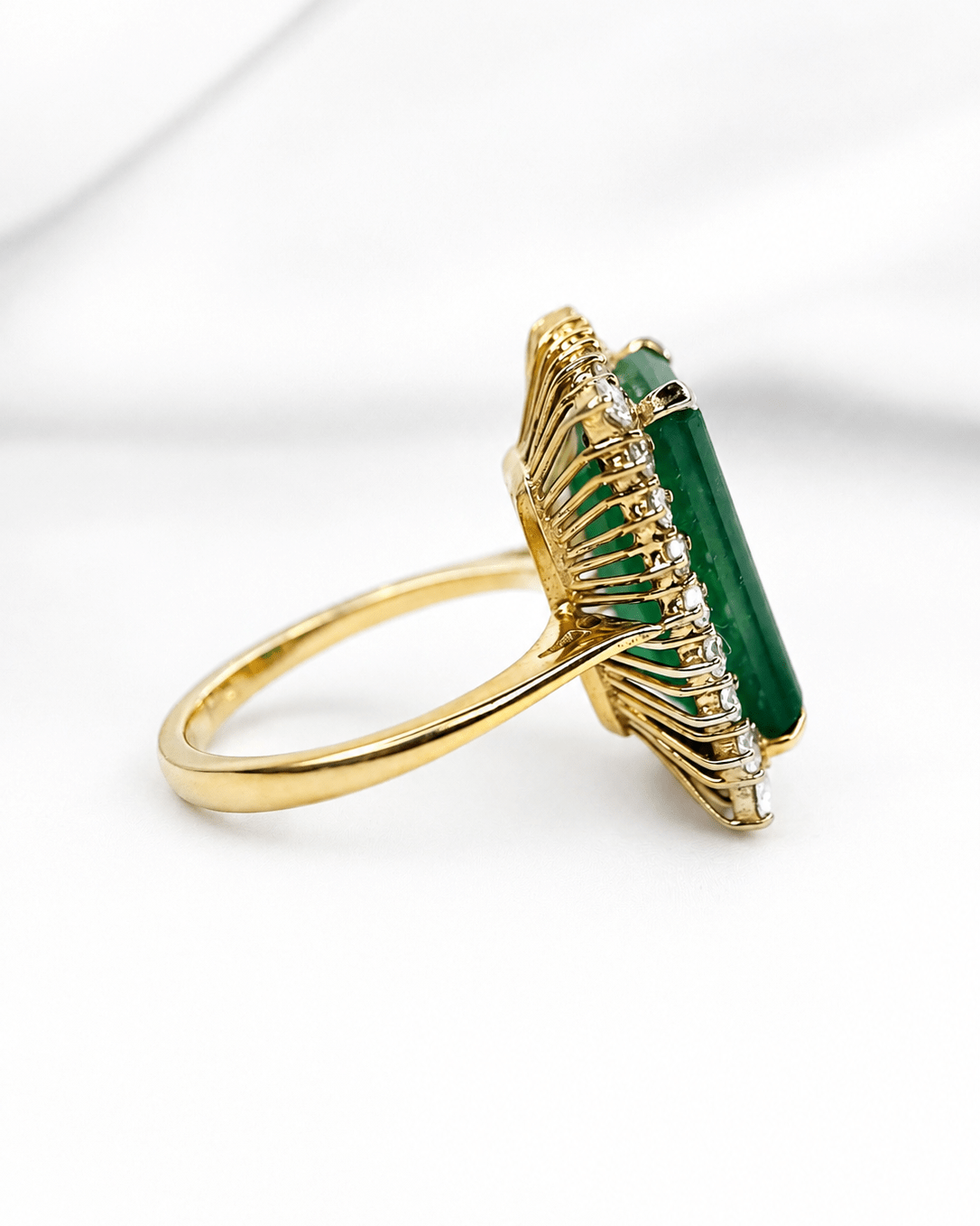 Bague Marguerite Cocktail Émeraude 7.15 carats &amp; Diamants 1.08 carat 6.93g "Eline" - Elliade Paris