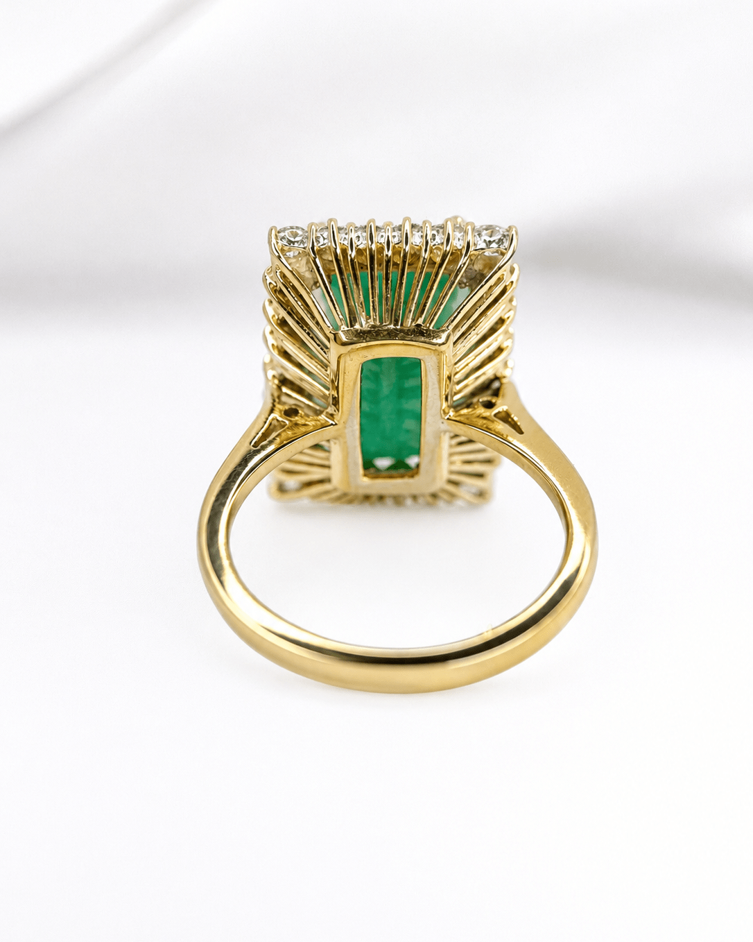 Bague Marguerite Cocktail Émeraude 7.15 carats &amp; Diamants 1.08 carat 6.93g "Eline" - Elliade Paris