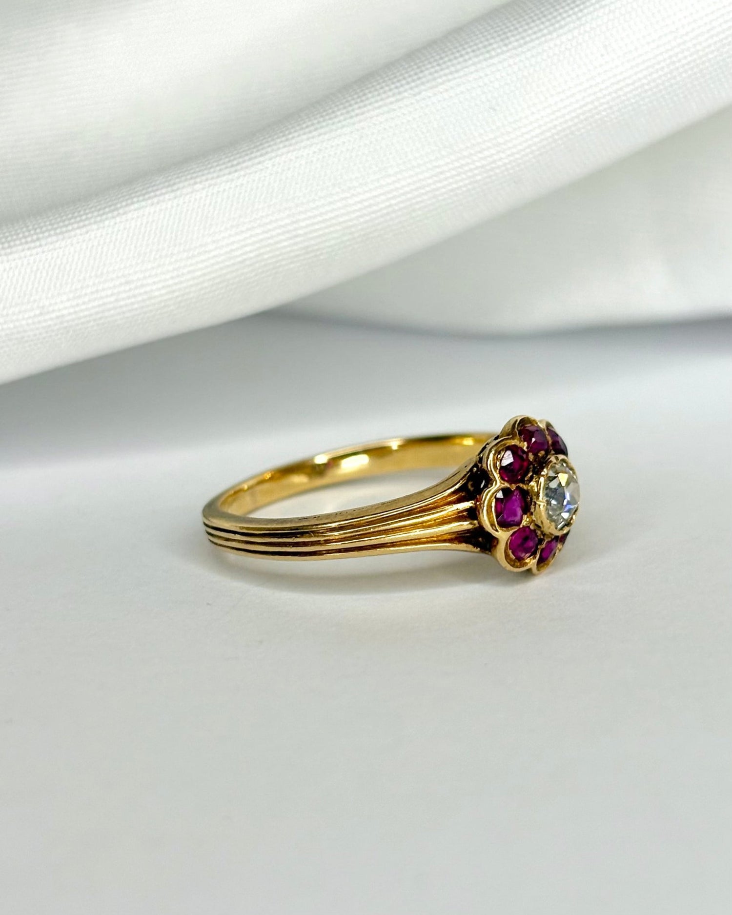 Bague Marguerite Diamant 0.20 carat &amp; Rubis 0.48 carat "Amanda" - Elliade Paris