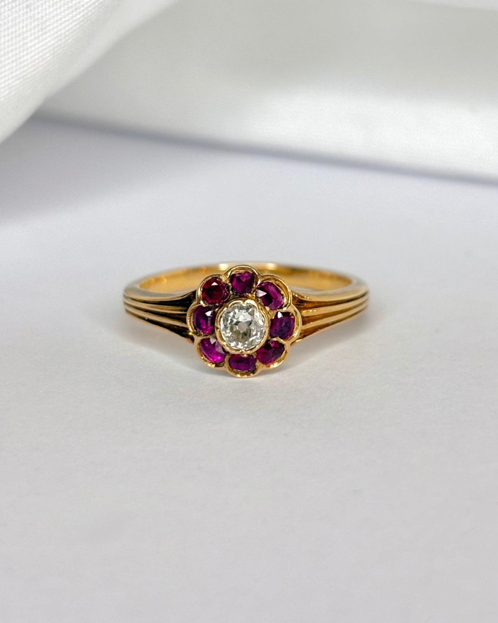 Bague Marguerite Diamant 0.20 carat &amp; Rubis 0.48 carat "Amanda" - Elliade Paris