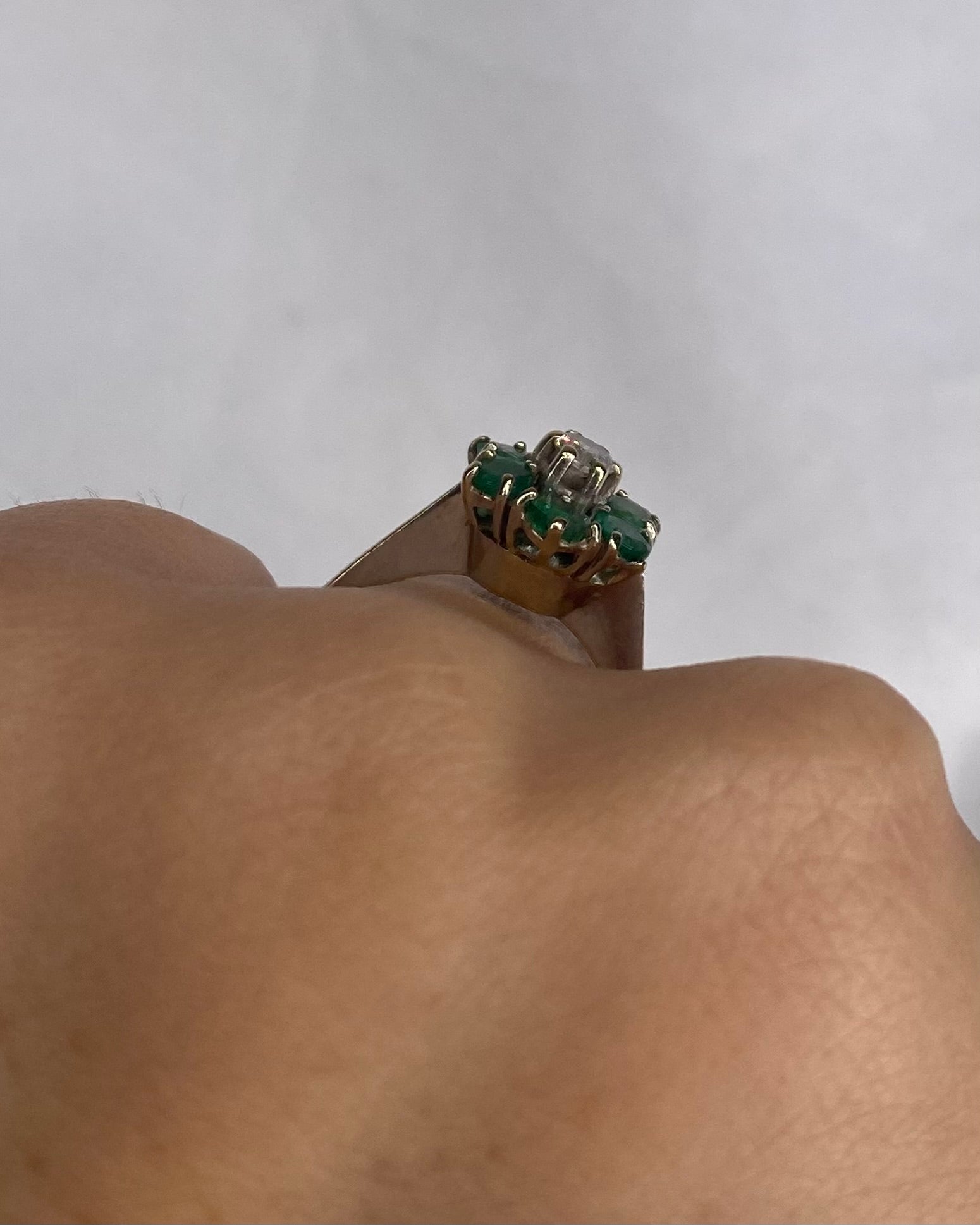 Bague Marguerite Diamant &amp; 6 Emeraudes "Daphné" - Elliade Paris