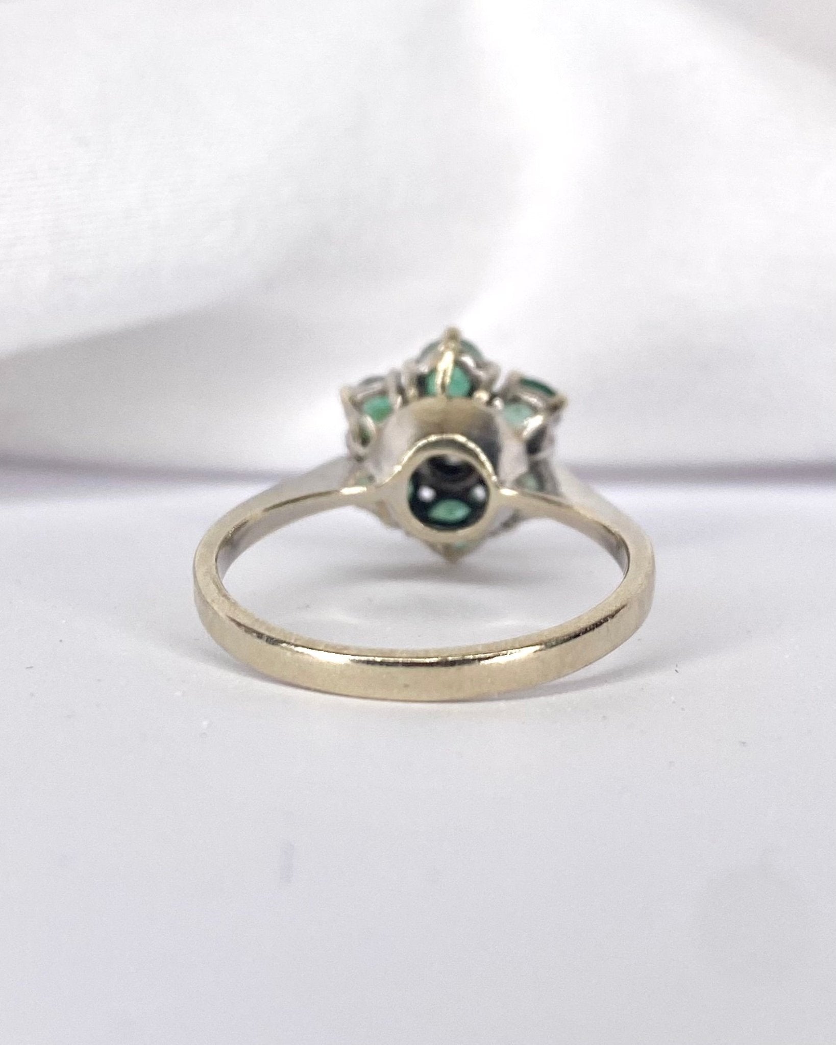 Bague Marguerite Diamant &amp; 6 Emeraudes "Daphné" - Elliade Paris