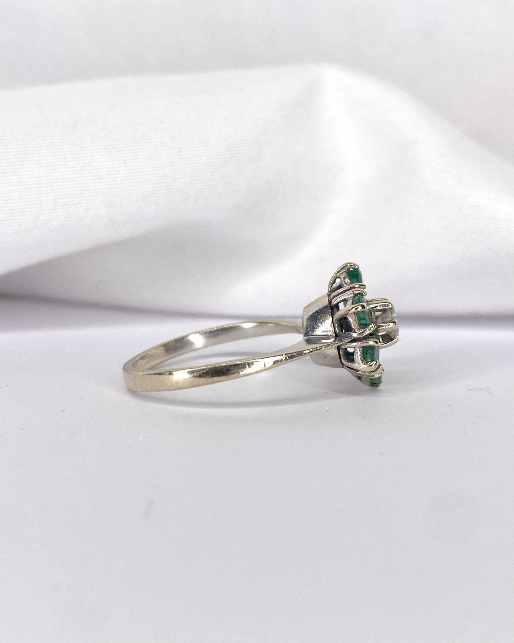 Bague Marguerite Diamant &amp; 6 Emeraudes "Daphné" - Elliade Paris