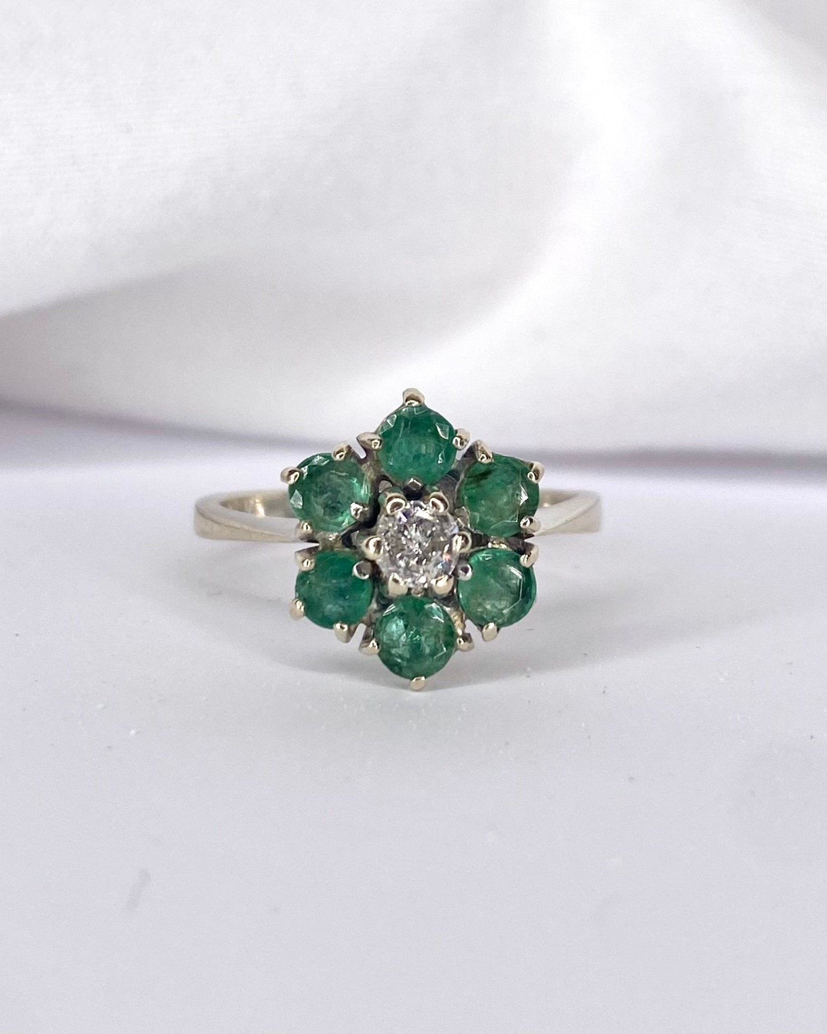 Bague Marguerite Diamant &amp; 6 Emeraudes "Daphné" - Elliade Paris