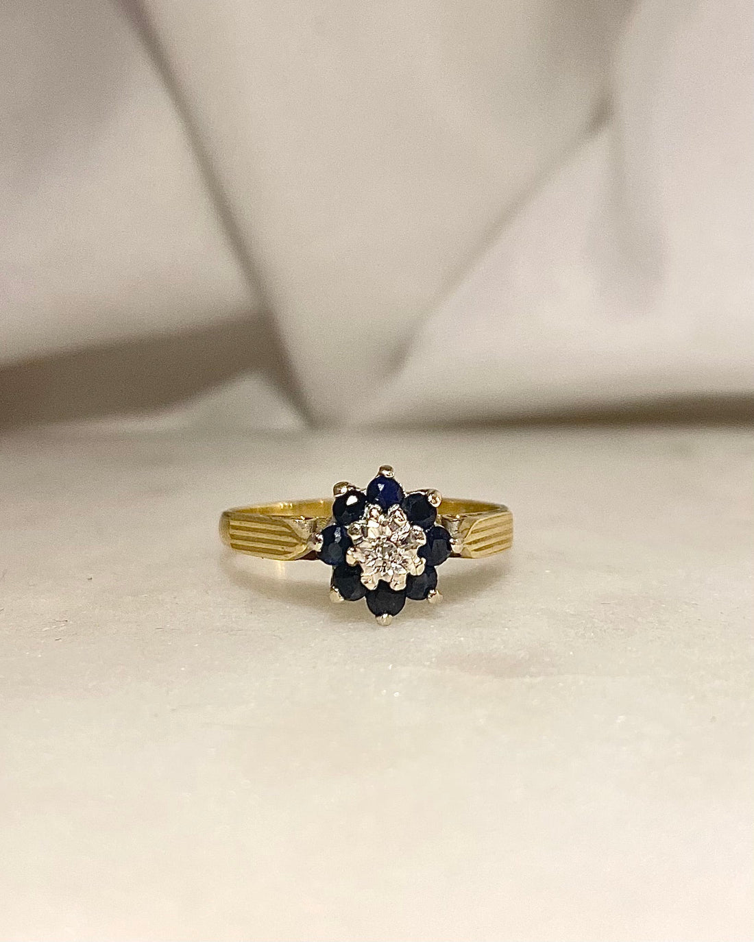 Bague Marguerite Diamant &amp; Saphirs 0.35 carat &quot;Dolena&quot; - Elliade Paris