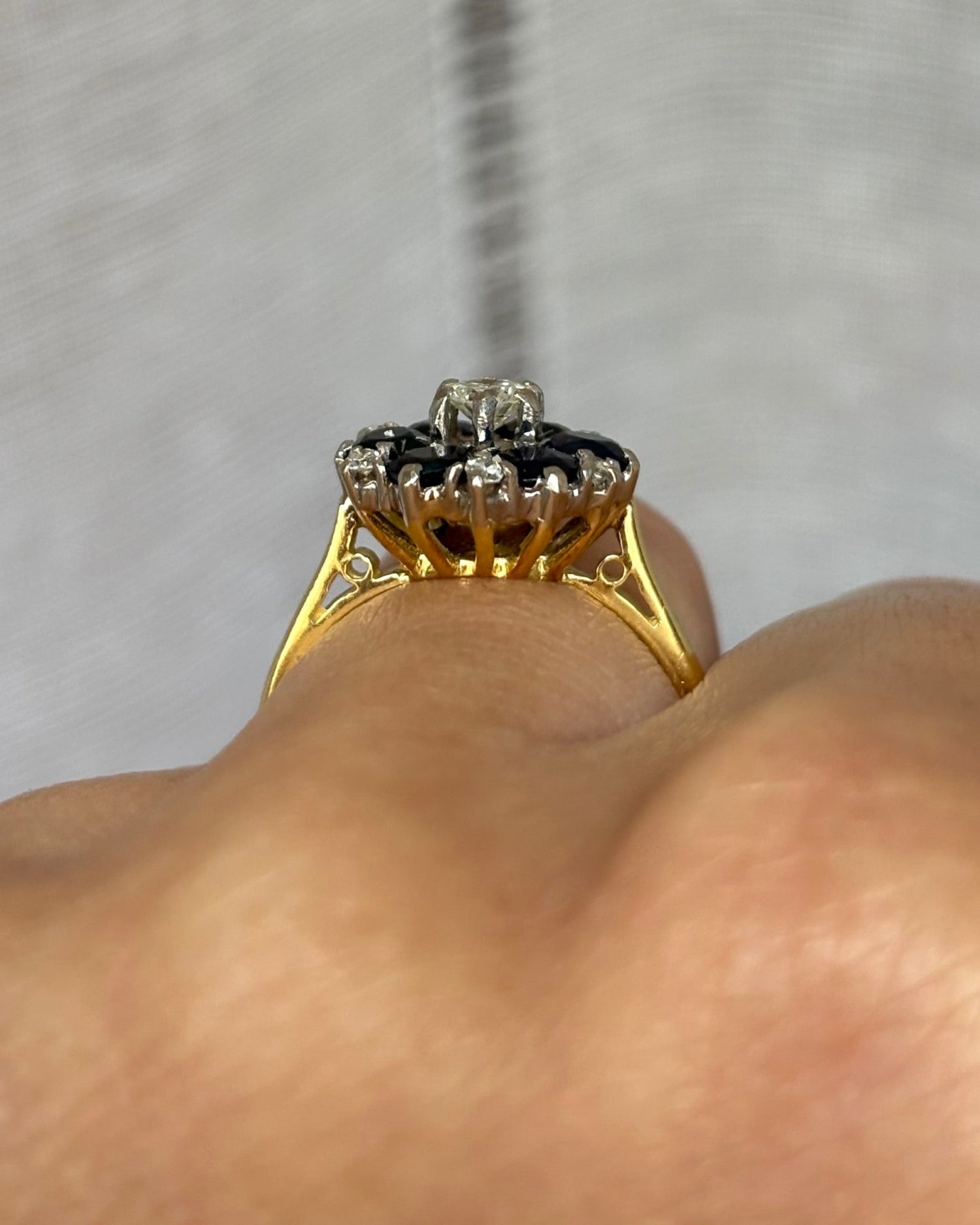 Bague Marguerite Diamants 0.32 carat &amp; Saphirs 1.20 carat &quot;Margaux&quot; - Elliade Paris