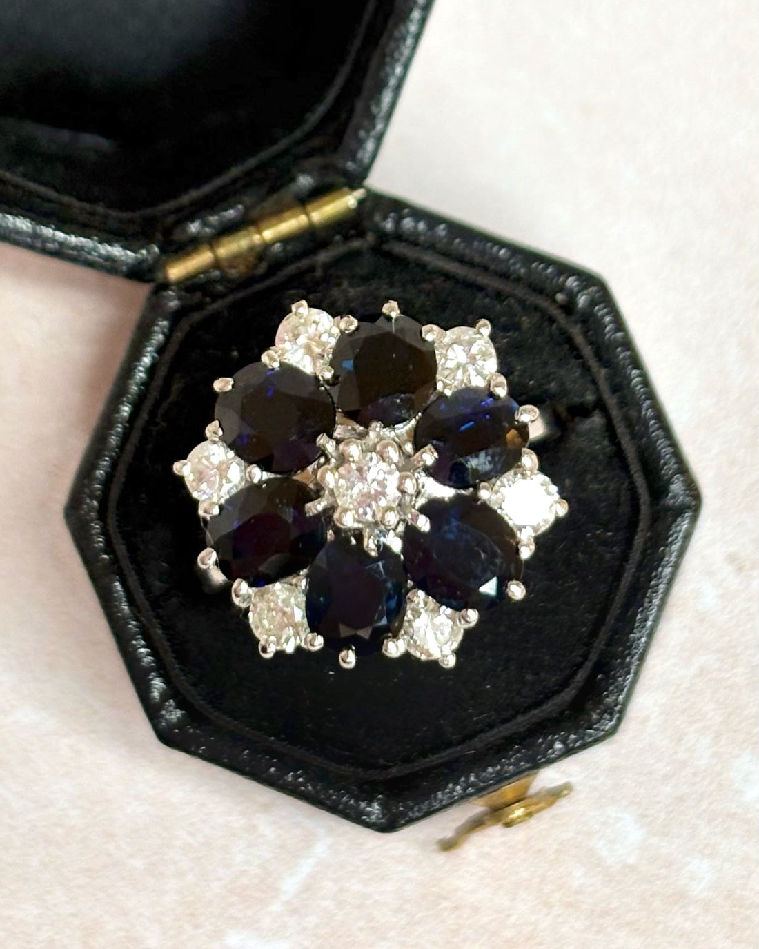 Bague Marguerite Diamants 0.37 carat, Saphirs 2.40 carats &amp; Or 5.85g "Pietra" - Elliade Paris