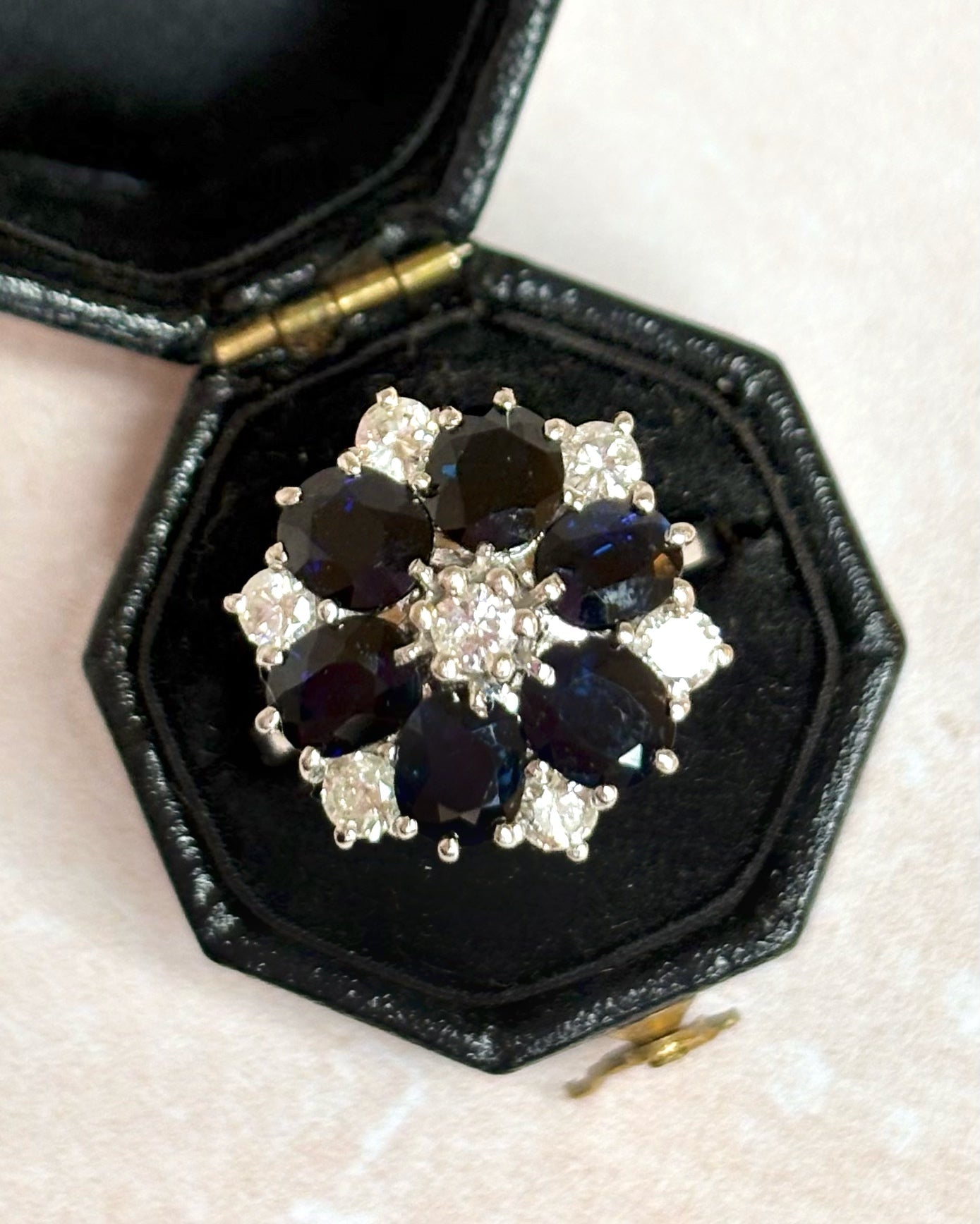 Bague Marguerite Diamants 0.37 carat, Saphirs 2.40 carats &amp; Or 5.85g "Pietra" - Elliade Paris