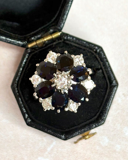 Bague Marguerite Diamants 0.37 carat, Saphirs 2.40 carats &amp; Or 5.85g "Pietra" - Elliade Paris