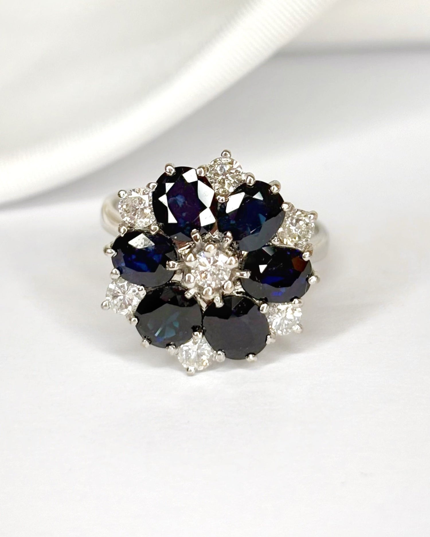 Bague Marguerite Diamants 0.37 carat, Saphirs 2.40 carats &amp; Or 5.85g "Pietra" - Elliade Paris
