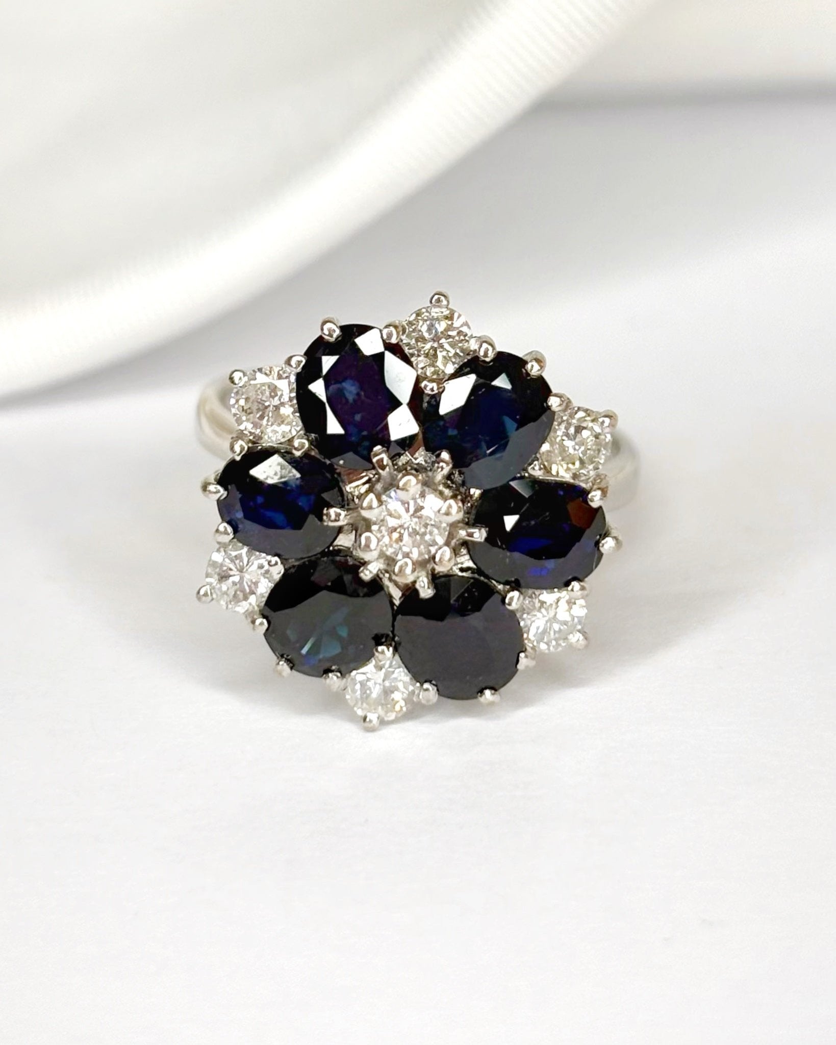 Bague Marguerite Diamants 0.37 carat, Saphirs 2.40 carats &amp; Or 5.85g "Pietra" - Elliade Paris