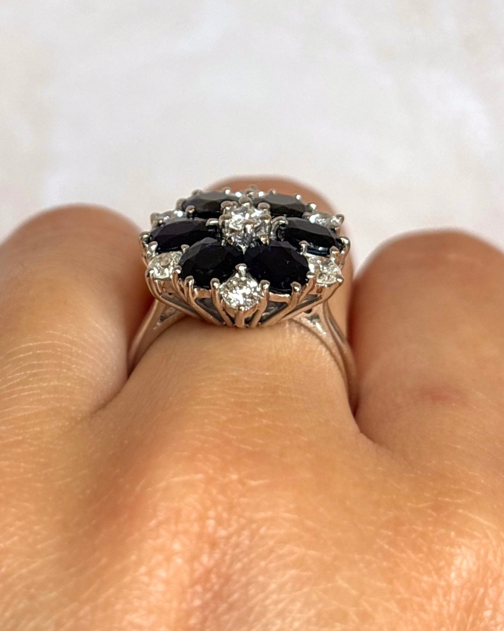Bague Marguerite Diamants 0.37 carat, Saphirs 2.40 carats &amp; Or 5.85g "Pietra" - Elliade Paris