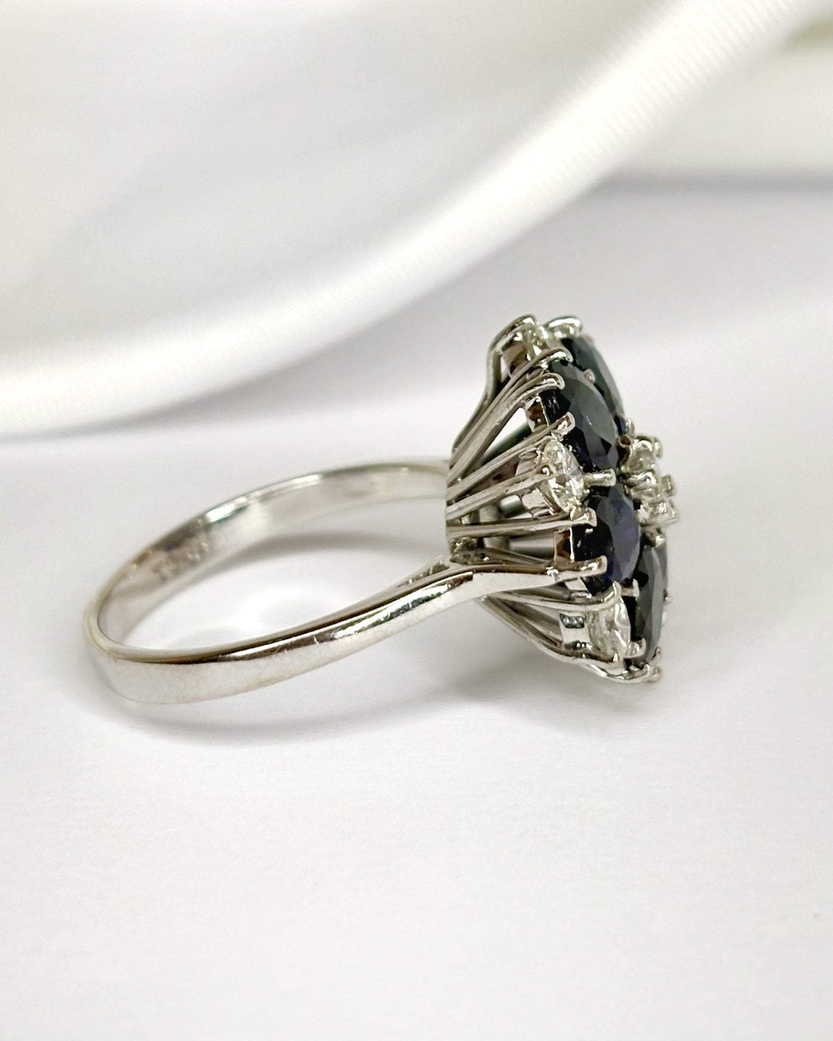 Bague Marguerite Diamants 0.37 carat, Saphirs 2.40 carats &amp; Or 5.85g "Pietra" - Elliade Paris