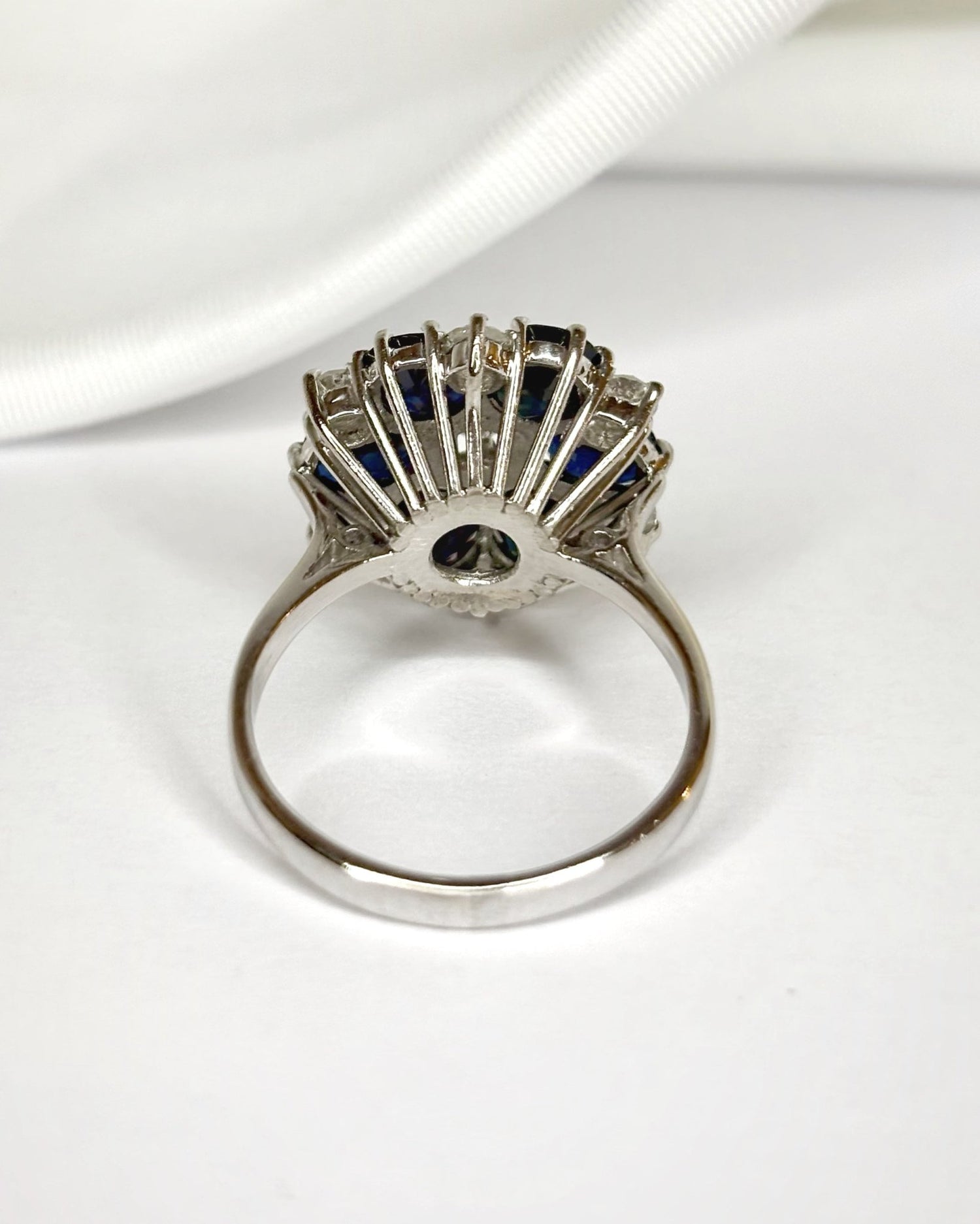 Bague Marguerite Diamants 0.37 carat, Saphirs 2.40 carats &amp; Or 5.85g "Pietra" - Elliade Paris