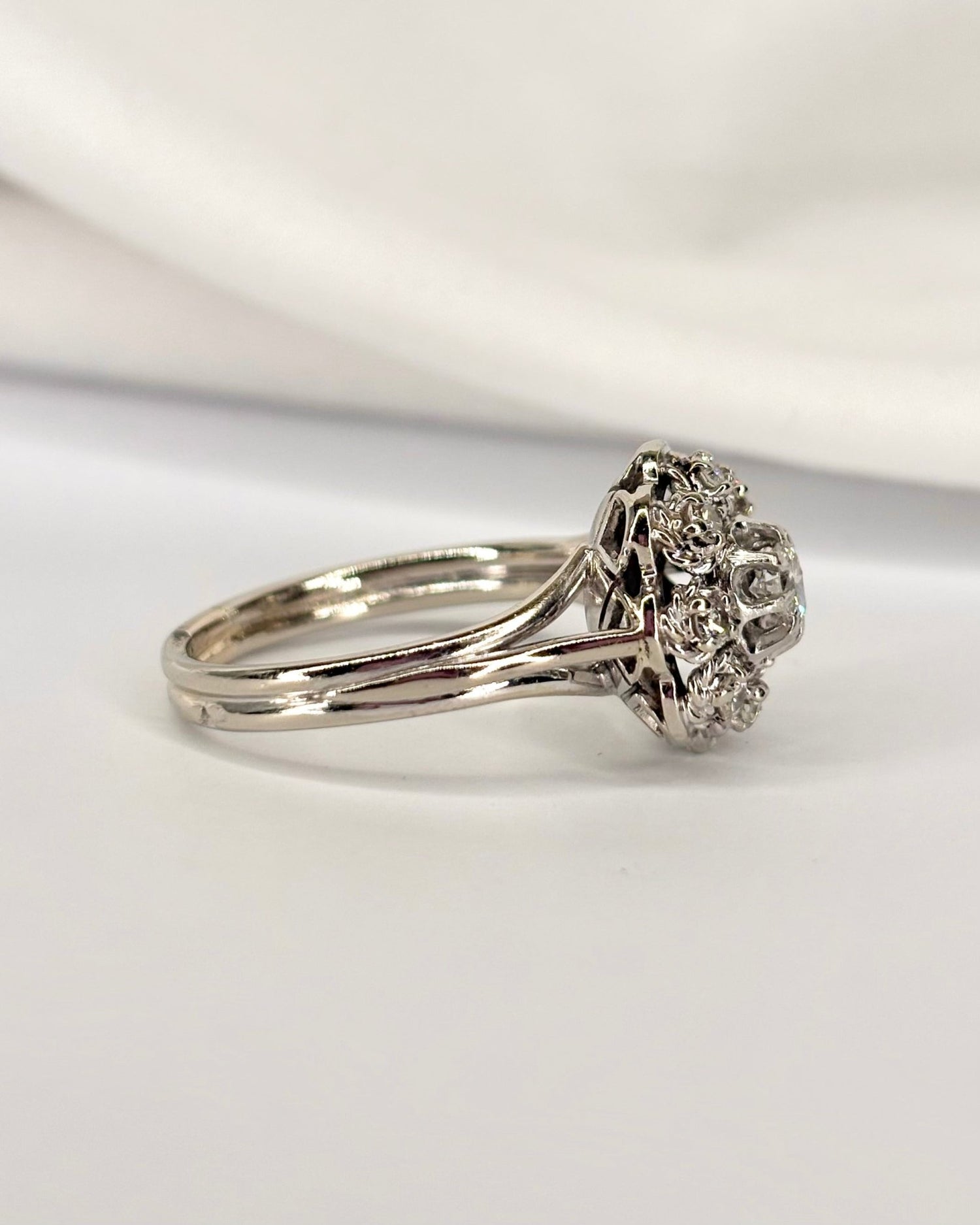 Bague Marguerite Diamants 0.49 carat "Hannah" - Elliade Paris