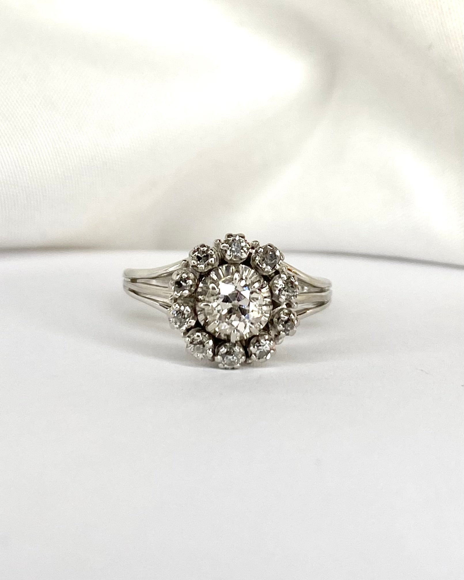 Bague Marguerite Diamants 0.64 carat &quot;Laura&quot; - Elliade Paris