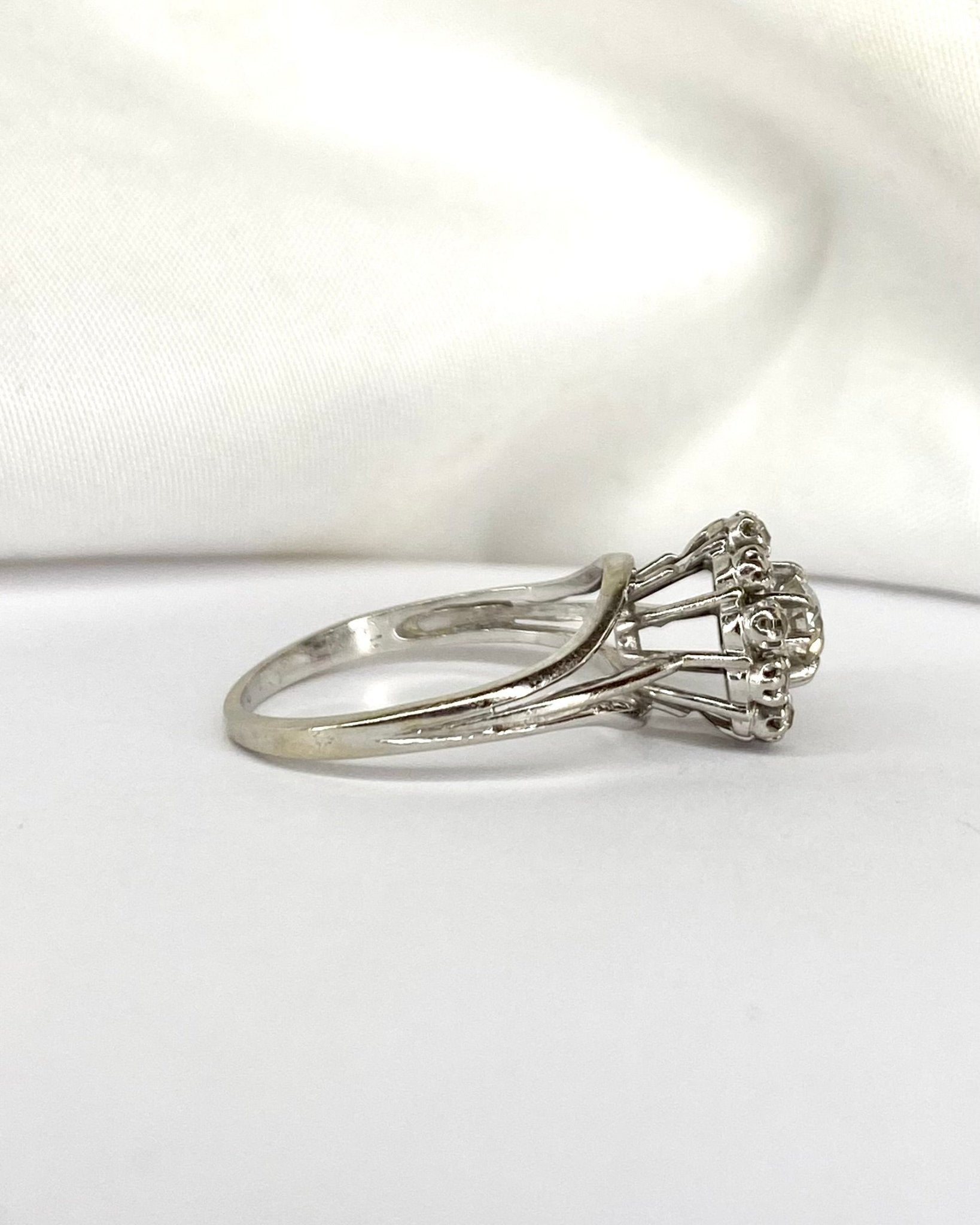 Bague Marguerite Diamants 0.64 carat &quot;Laura&quot; - Elliade Paris