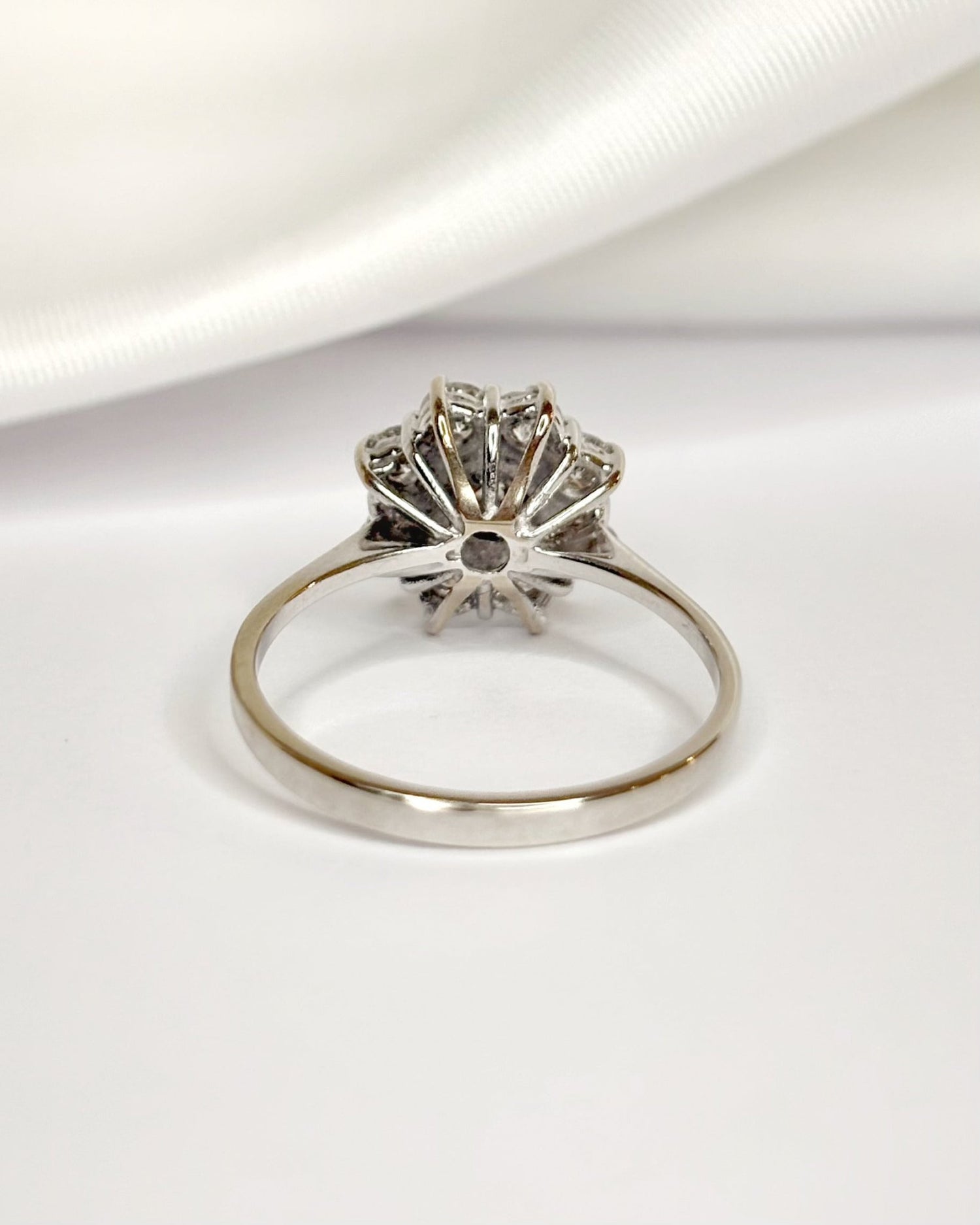 Bague Marguerite Diamants 0.89 carat "Cécile" - Elliade Paris