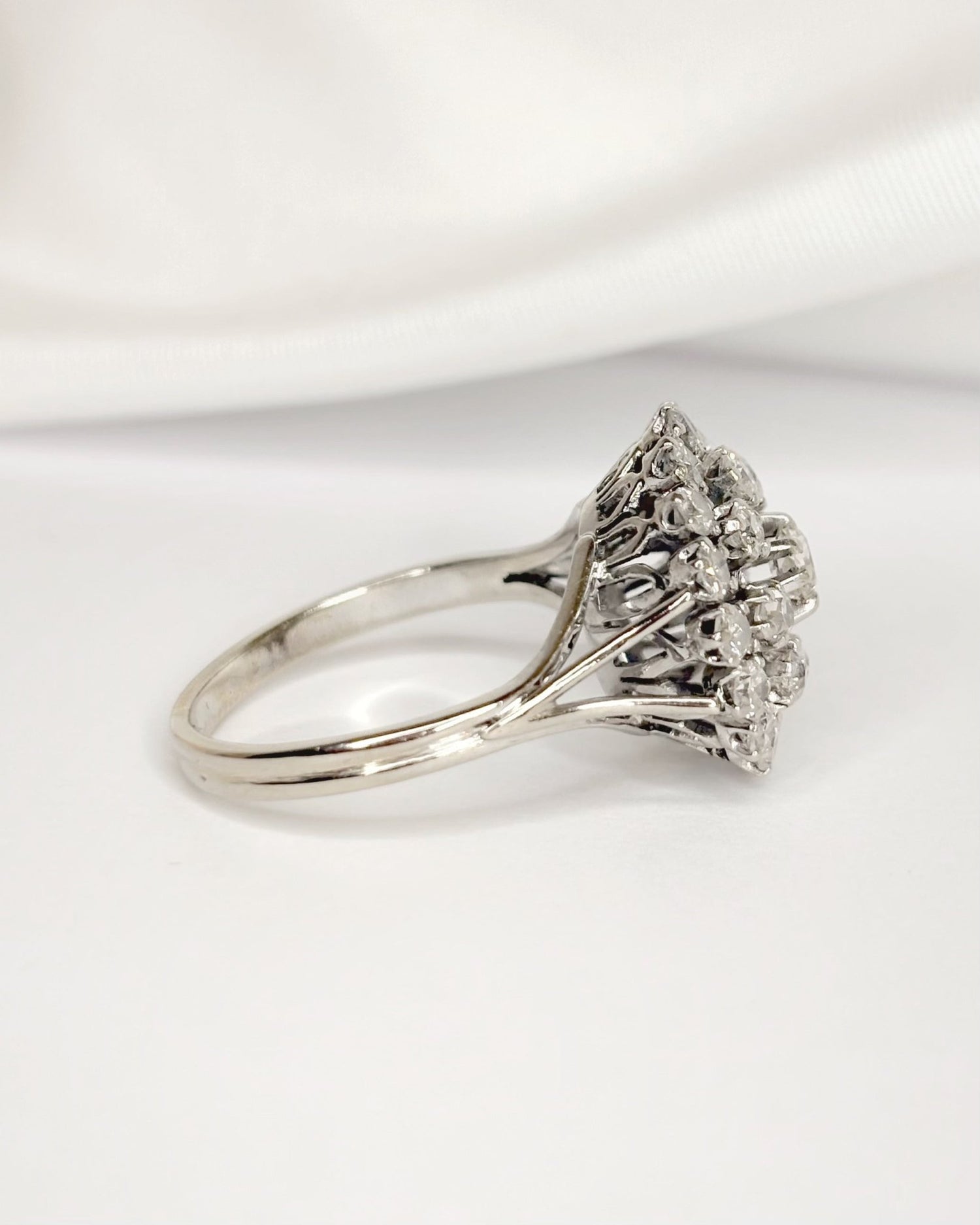 Bague Marguerite Diamants 1.56 carat, Or gris &amp; Platine 6g "Vera" - Elliade Paris