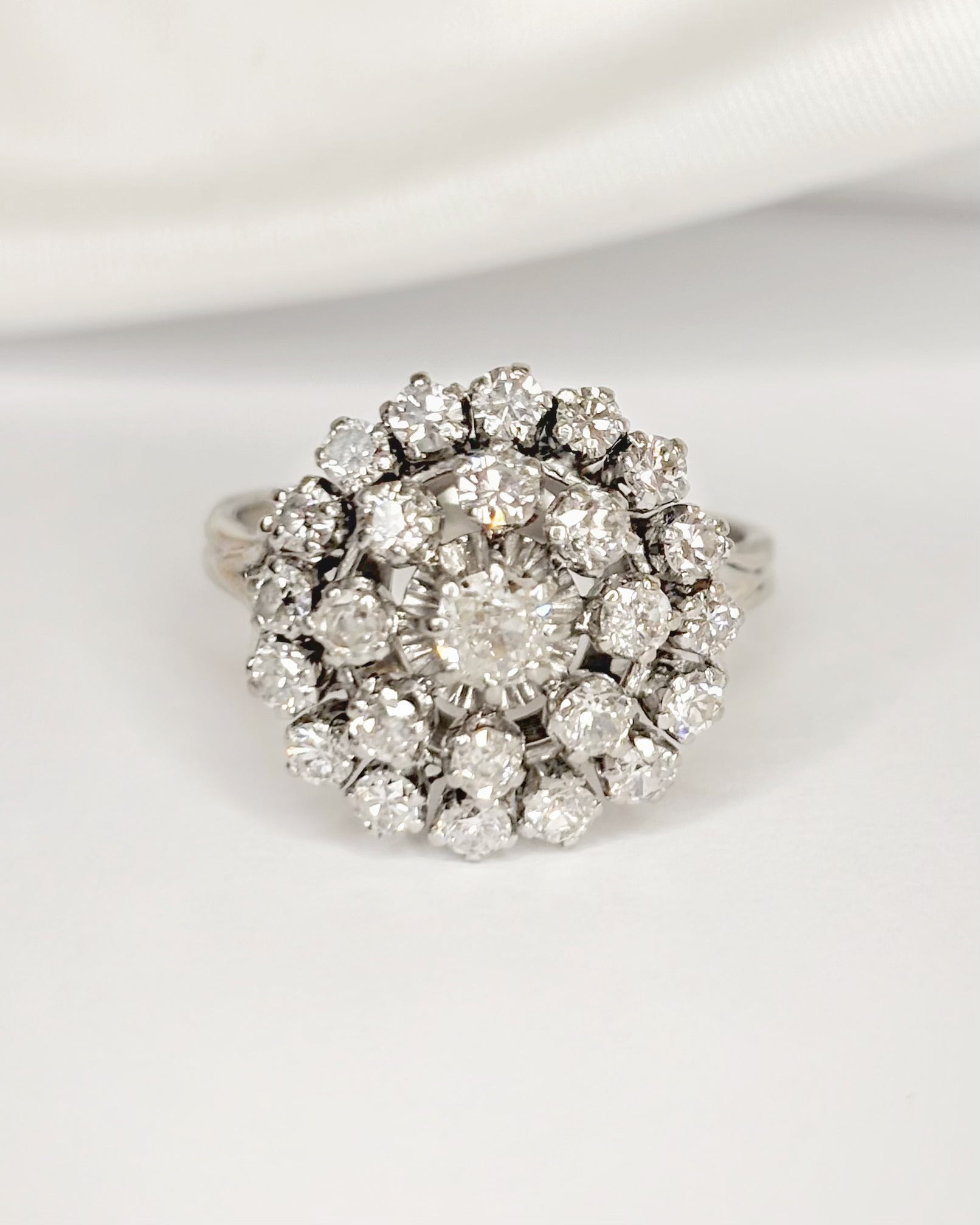 Bague Marguerite Diamants 1.56 carat, Or gris &amp; Platine 6g "Vera" - Elliade Paris
