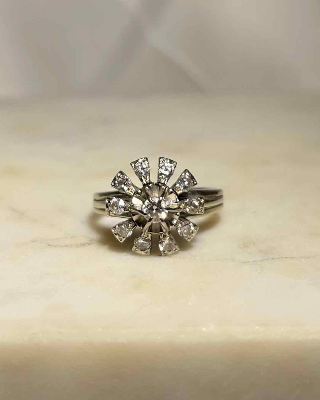 Anillo de margaritas con diamantes &quot;Alizée&quot;