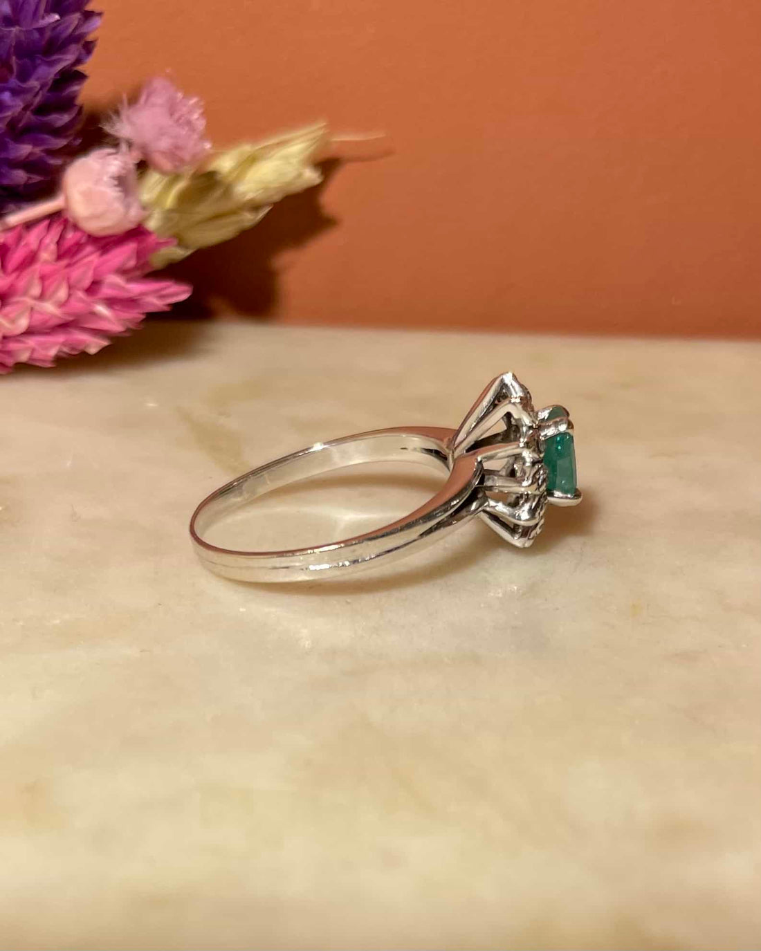 Anillo de margarita esmeralda de 0,60 quilates y 12 diamantes &quot;Azalea&quot;