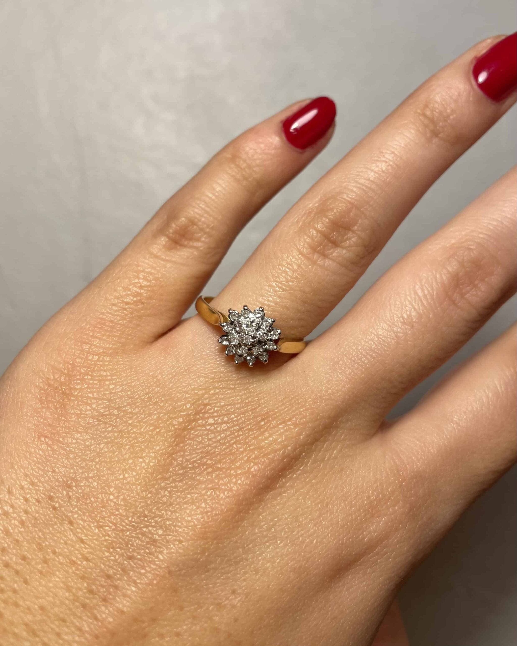 Anillo de margaritas "Constance" con 19 diamantes