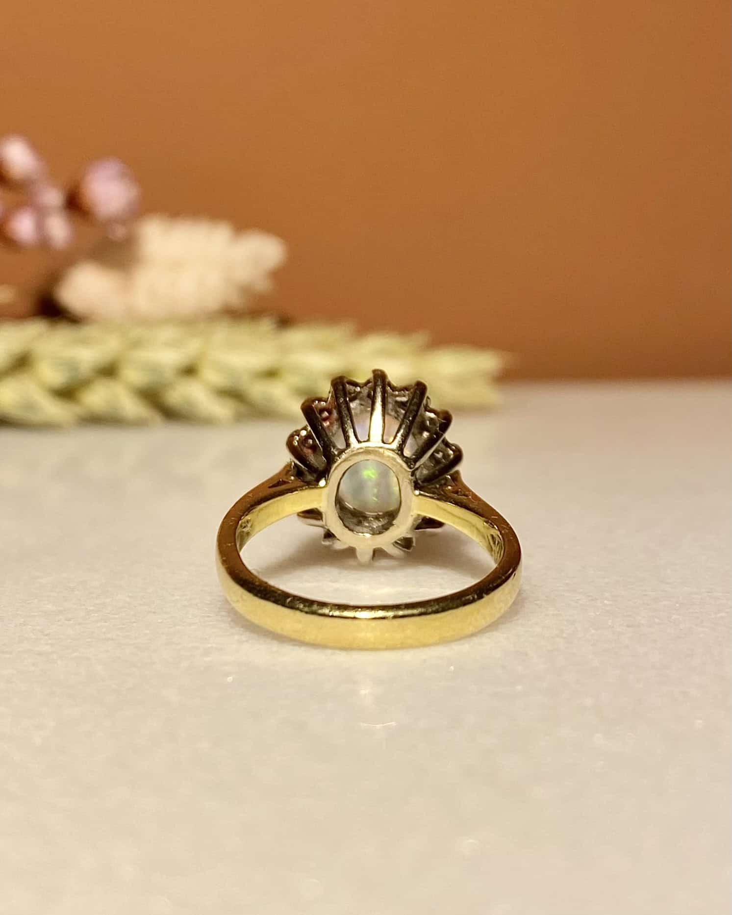 Bague Marguerite Opale Cabochon &amp; Diamants "Roxanne"