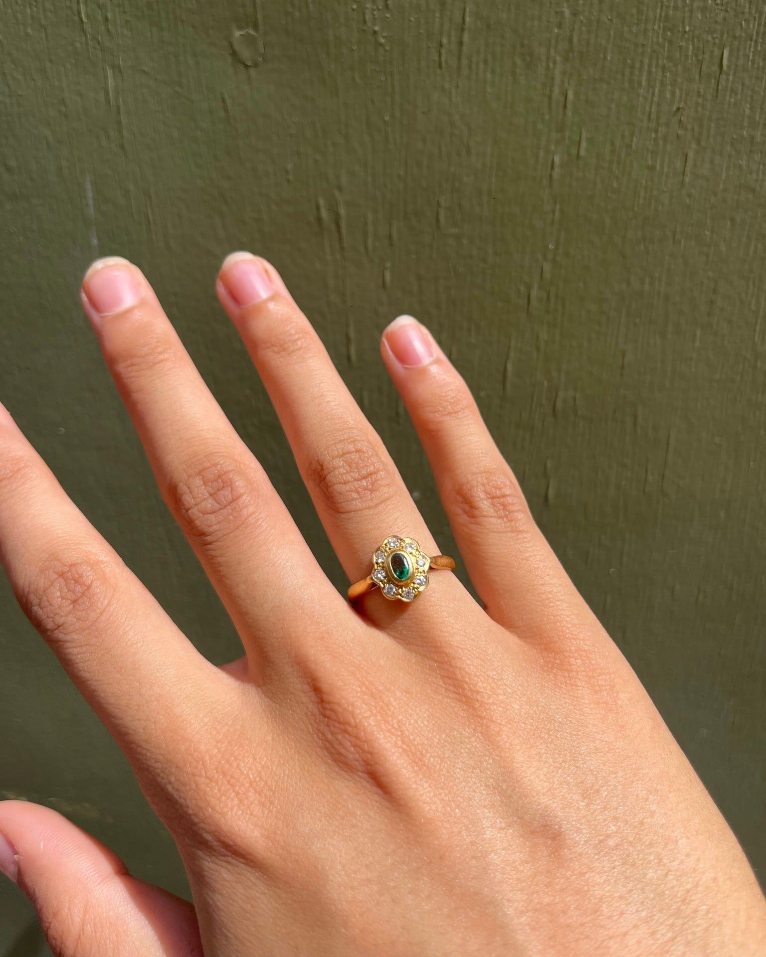Bague Marguerite Diamants &amp; Émeraude "Riley" - Elliade Paris