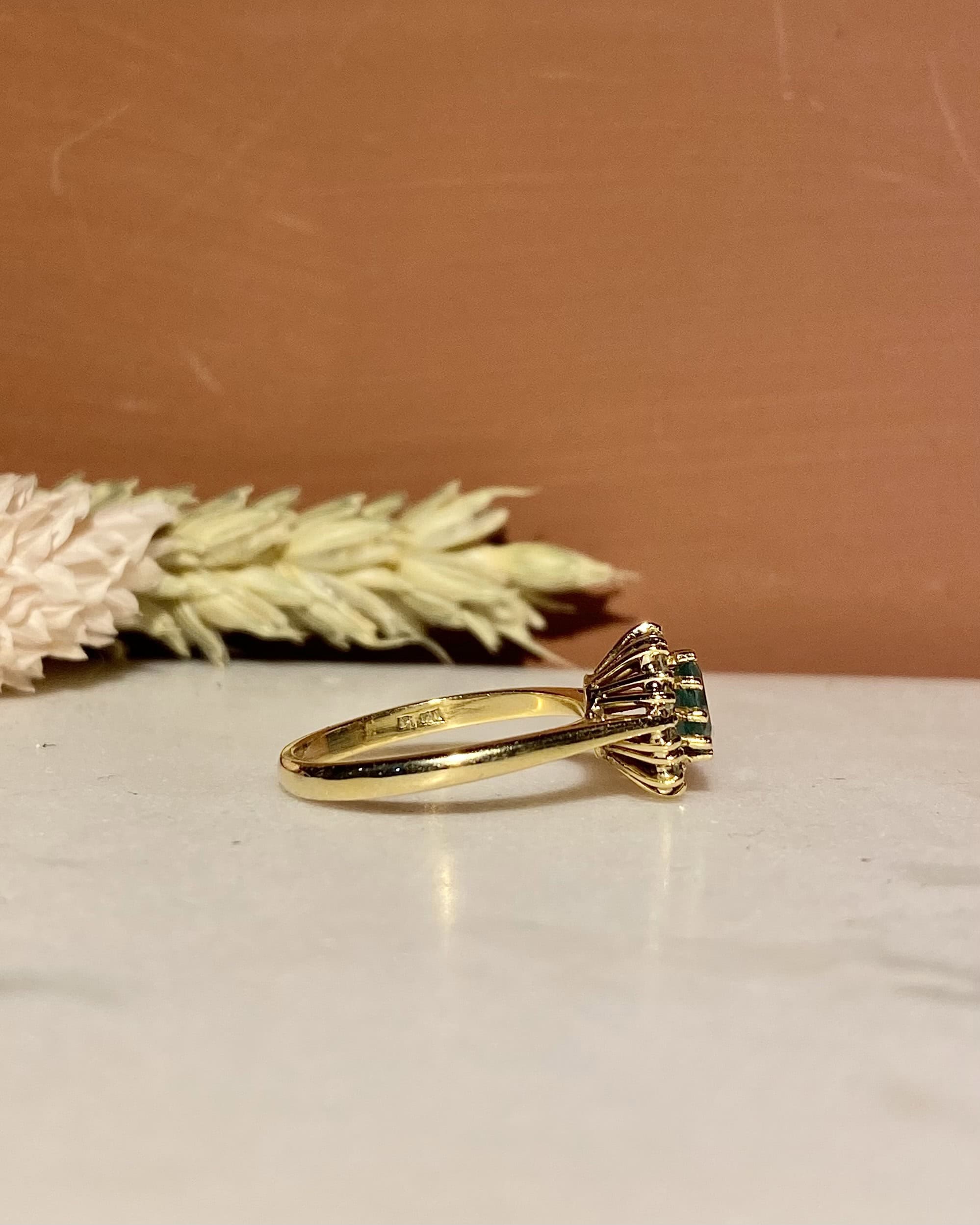 Bague Marguerite Émeraude &amp; Diamants "Melinda" - Elliade Paris
