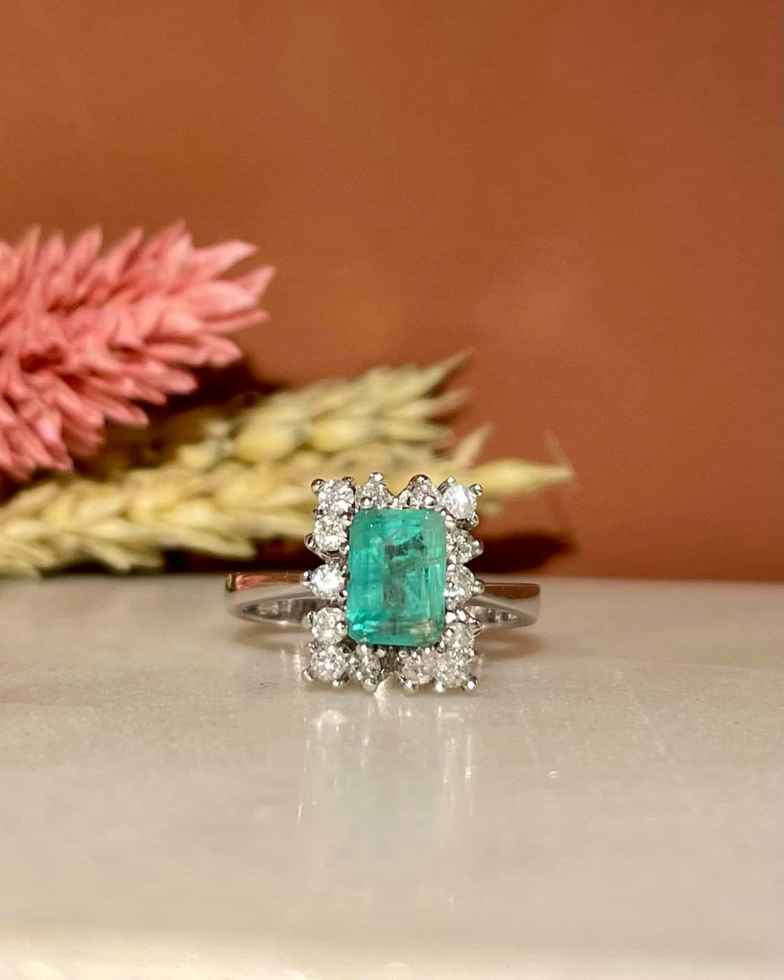 Bague Cocktail Émeraude 1.45 carat &amp; 14 Diamants &quot;Joy&quot;