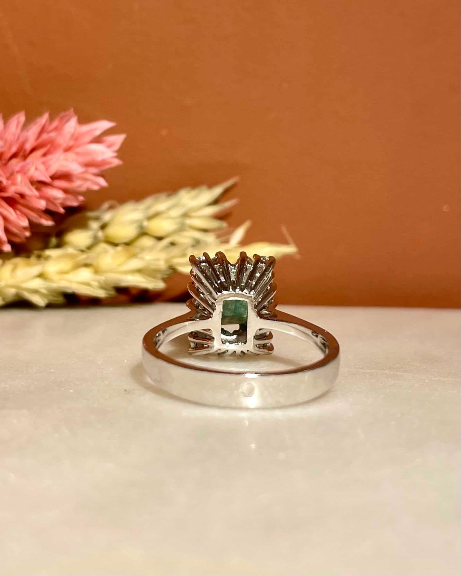Bague Cocktail Émeraude 1.45 carat &amp; 14 Diamants &quot;Joy&quot;
