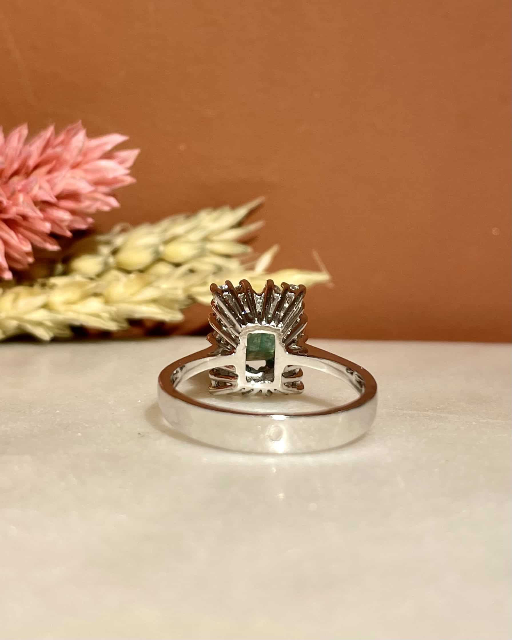 Bague Cocktail Émeraude 1.45 carat &amp; 14 Diamants &quot;Joy&quot;
