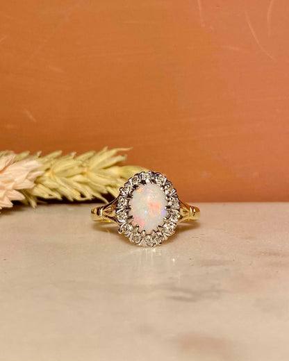 Bague Marguerite Opale Cabochon 0.90 carat &amp; Diamants &quot;Orianne&quot;