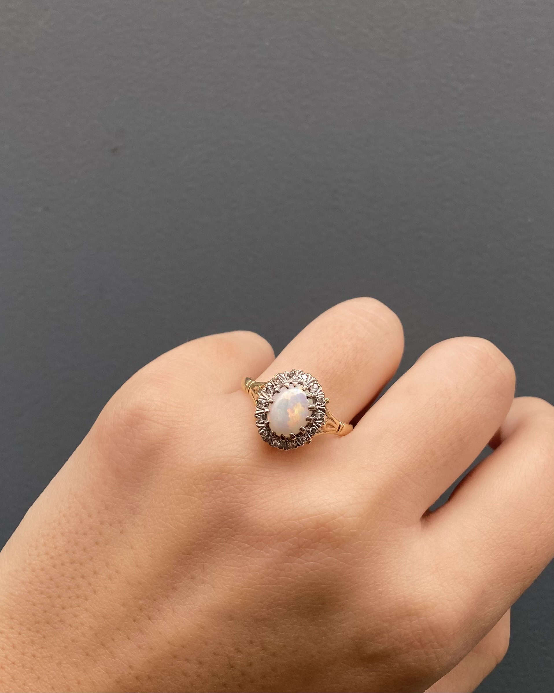 Bague Marguerite Opale Cabochon 0.90 carat &amp; Diamants "Orianne" - Elliade Paris