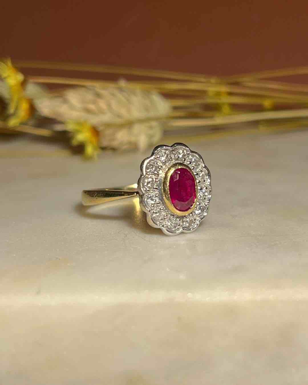 Anillo de margaritas con rubí y diamantes "Helora"